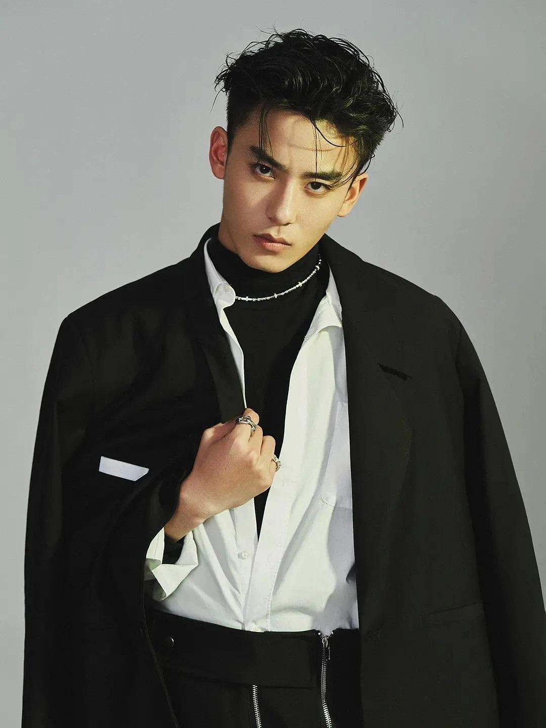 Bên cạnh Triệu Hoa Vi, Vương Tử Thuần, Thần điêu đại hiệp 2022 còn có sự tham gia của dàn sao nổi tiếng là Thích Ngạn Năng trong vai Kim Luân Pháp Vương, Lâm Tử Thông đảm nhận vai Chu Bá Thông, Thích Tiểu Long đảm nhận vai diễn khách mời Dương Khang. Tài tử Phan Việt Minh vào vai Quách Tĩnh, nữ diễn viên Hồ Khả đóng Hoàng Dung. Vương Hiểu Thần đảm nhiệm vai Lý Mạc Sầu, Đổng Tuyền (đảm nhận vai Mục Niệm Từ), La Gia Lương (đóng Dương Khang), Trần Tử Hàm (vai Cừu Thiên Xích).