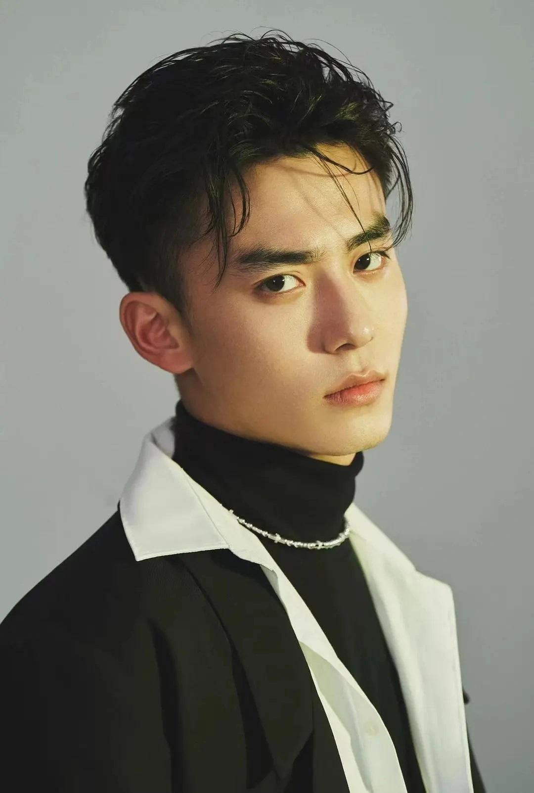 Do đó, vai diễn Dương Quá là cơ hội và cũng là thử thách lớn trong sự nghiệp của Triệu Hoa Vi. Nhiều khán giả lo lắng Triệu Hoa Vi chưa có kinh nghiệm diễn xuất, là cái tên mới trong giới giải trí Hoa ngữ. Vai diễn được biết tới nhiều nhất của nam diễn viên trẻ là Hồ Phỉ trong Tuyết Sơn Phi Hồ: Kho báu ở phương Bắc.