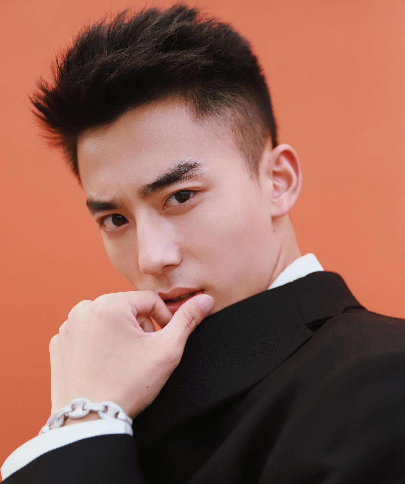 Triệu Hoa Vi sinh năm 1998, tốt nghiệp Học viện Hý kịch Trung ương Trung Quốc năm 2017, chuyên ngành Biểu diễn. Anh bắt đầu tham gia diễn xuất từ năm 2019, từng đóng trong các phim Trở về Côn Lôn, Đương gia chủ mẫu, Ngũ hành thế gia. Triệu Hoa Vi từng được Nhật báo Thanh Niên đánh giá là diễn viên trẻ tiềm năng, nỗ lực trong sự nghiệp. "Tôi không giới hạn chính mình, muốn trải nghiệm nhiều vai diễn khác nhau để thử nghiệm nhiều mặt của cuộc sống", Triệu Hoa Vi chia sẻ.