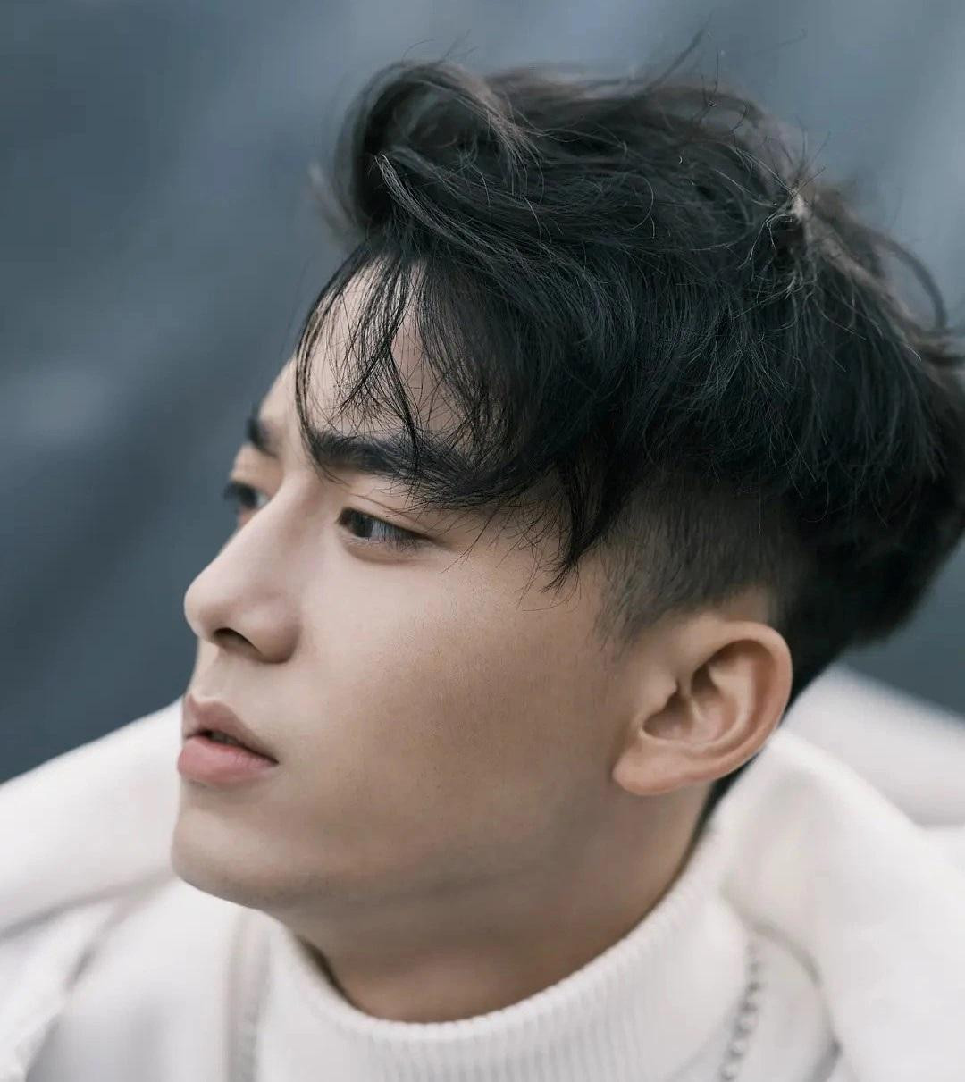 Bên cạnh đó, nam diễn viên có ngoại hình rắn rỏi với làn da nâu khỏe mạnh, khác với nét đẹp yếu ớt thư sinh đang thịnh hành. Vẻ ngoài bắt mắt của Triệu Hoa Vi được so sánh không kém các đàn anh như Huỳnh Hiểu Minh, Trần Hiểu, Lưu Đức Hoa, từng thể hiện vai diễn Dương Quá trước đây.