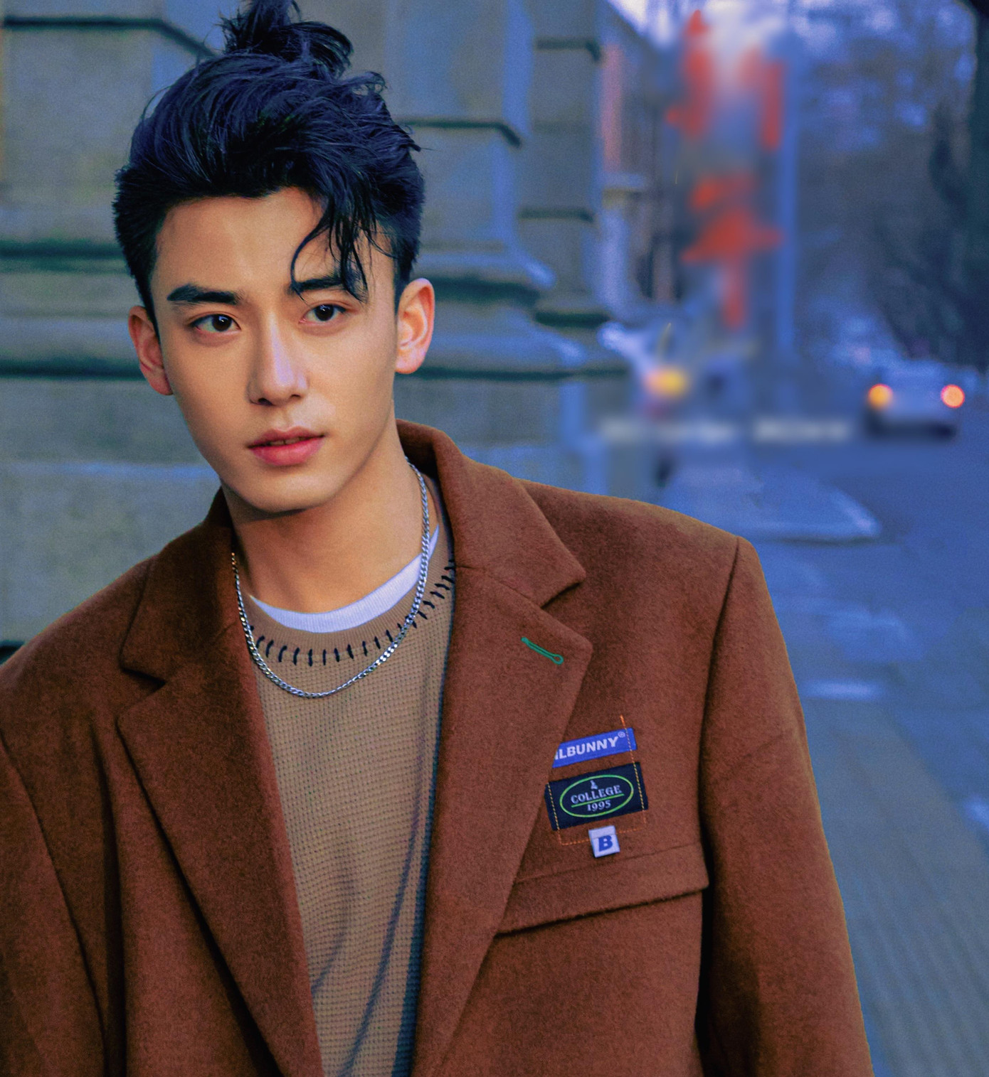 Màn thể hiện của Triệu Hoa Vi trong phim được đánh giá là thành công ngoài sự mong đợi. Nam diễn viên được khen có khả năng diễn xuất bằng mắt tốt. Anh thể hiện được nét cứng cỏi, quyết liệt và không bỏ cuộc của Hồ Phỉ. Nam diễn viên cũng lột tả khá rõ sự khác biệt của hai nhân vật cha con Hồ Nhất Đao và Hồ Phỉ. Cả hai đều là cao thủ võ lâm và Triệu Hoa Vi được đánh giá đã thực hiện động tác võ thuật mượt mà, uy lực.