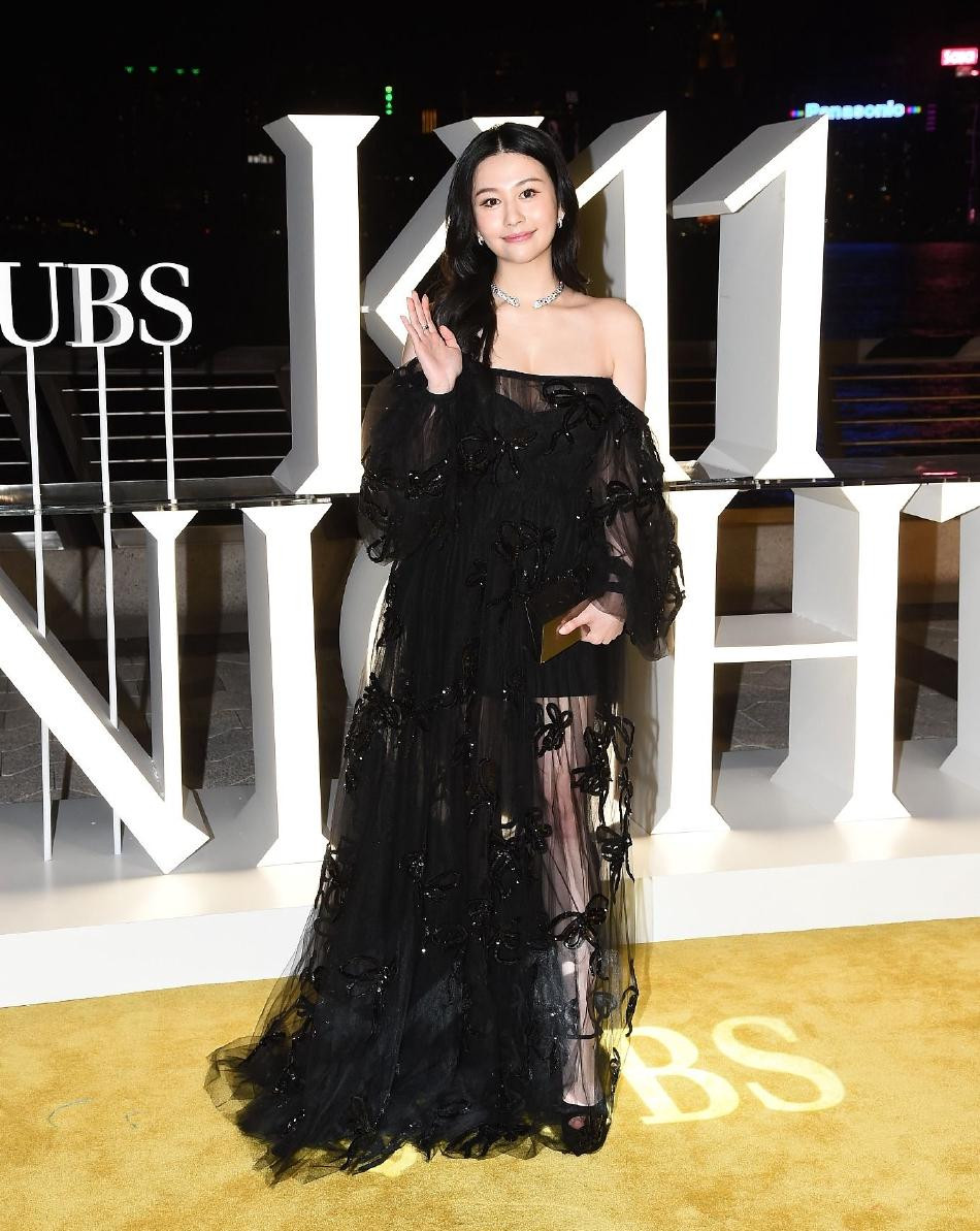 Diễn viên, đạo diễn Phùng Đức Luân bảnh bao khi tham dự sự kiện thời trang K11 Night. Trước đó, Phùng Đức Luân đã cùng bà xã Thư Kỳ tới đêm nhạc của nam ca sĩ Trịnh Y Kiện. Ngoài ra, con gái của "nữ hoàng gợi cảm" Khâu Thục Trịnh - người mẫu Thẩm Nguyệt cũng gây chú ý với ngoại hình trẻ trung. Diễn viên, đạo diễn Phùng Đức Luân bảnh bao khi tham dự sự kiện thời trang K11 Night. Trước đó, Phùng Đức Luân đã cùng bà xã Thư Kỳ tới đêm nhạc của nam ca sĩ Trịnh Y Kiện. Ngoài ra, con gái của "nữ hoàng gợi cảm" Khâu Thục Trịnh - người mẫu Thẩm Nguyệt cũng gây chú ý với ngoại hình trẻ trung.