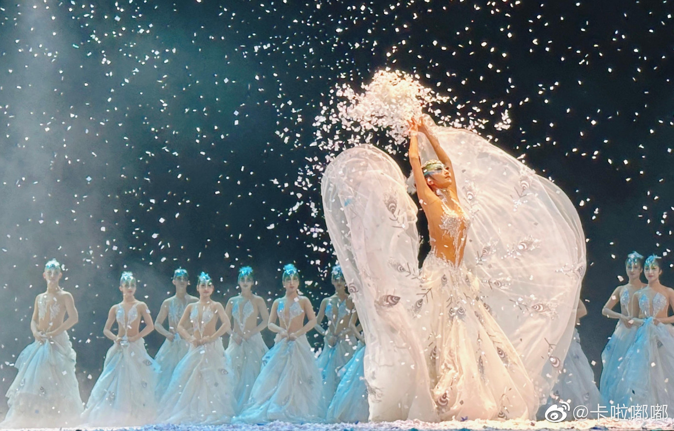 Dương Lệ Bình khiến khán giả thán phục với những điệu múa uyển chuyển ở tuổi 64.