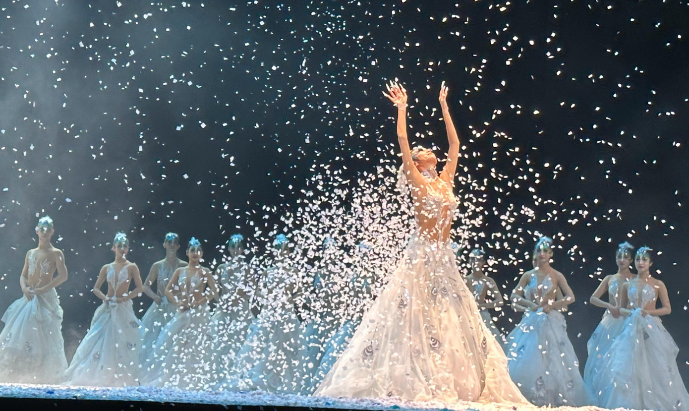 Dương Lệ Bình khiến khán giả thán phục với những điệu múa uyển chuyển ở tuổi 64.