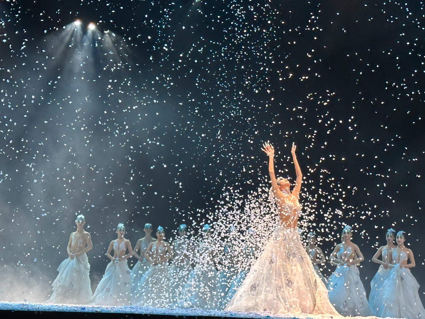 Dương Lệ Bình khiến khán giả thán phục với những điệu múa uyển chuyển ở tuổi 64.