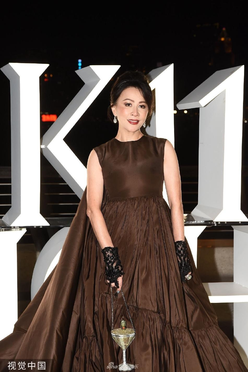 Bà xã của Lương Triều Vỹ xuất hiện sang trọng trong buổi tiệc. Cô thay hai bộ váy và trở thành tâm điểm chú ý với ngoại hình trẻ trung hơn tuổi. Lưu Gia Linh sở hữu khối tài sản hơn 100 triệu USD nhờ tài đầu tư kinh doanh bất động sản, trang sức, đồ cổ. Bà xã của Lương Triều Vỹ xuất hiện sang trọng trong buổi tiệc. Cô thay hai bộ váy và trở thành tâm điểm chú ý với ngoại hình trẻ trung hơn tuổi. Lưu Gia Linh sở hữu khối tài sản hơn 100 triệu USD nhờ tài đầu tư kinh doanh bất động sản, trang sức, đồ cổ.