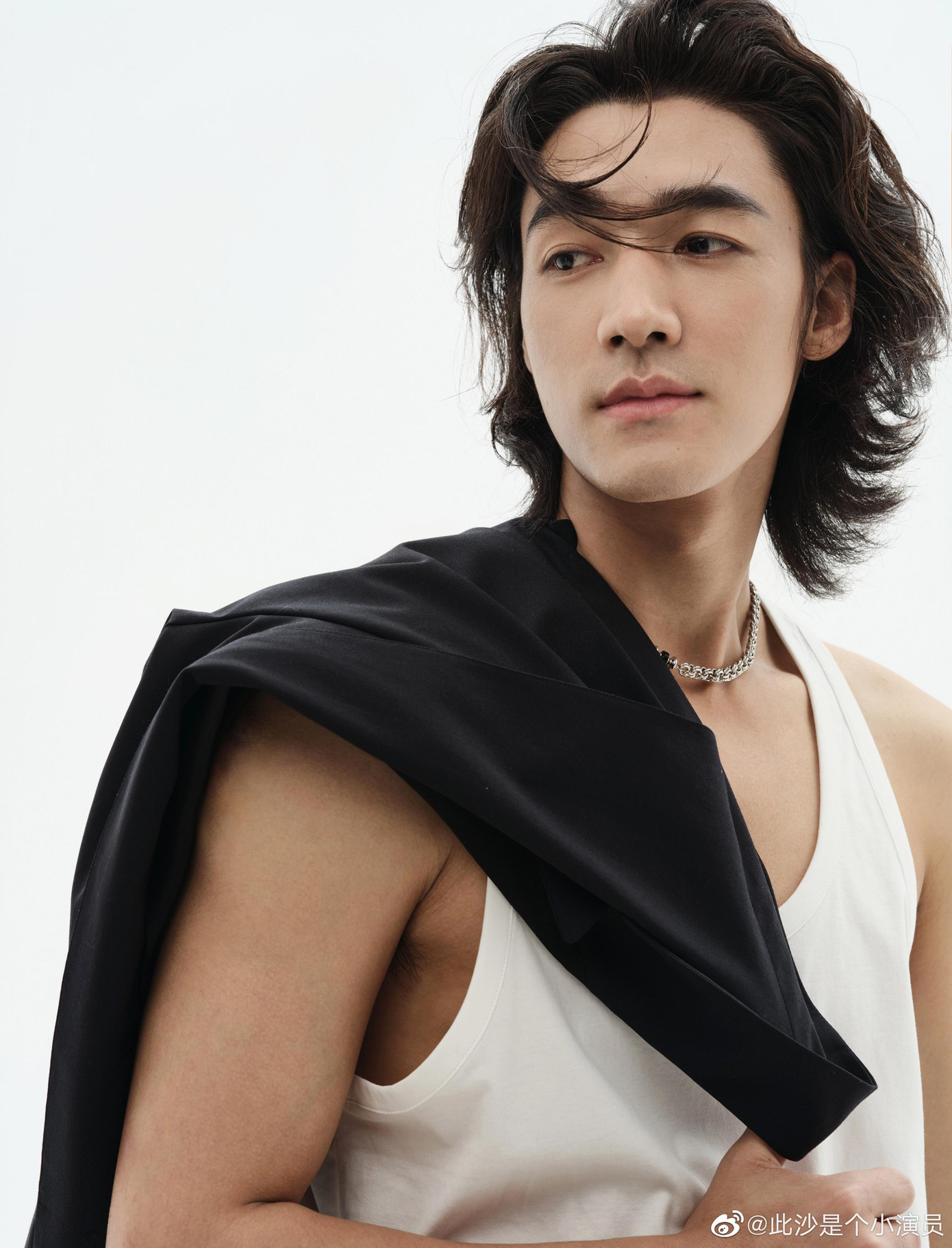 Nam diễn viên sinh năm 1997 Thử Sa sẽ vào vai Quách Tĩnh. Khán giả cho rằng Quách Tĩnh bản mới có gương mặt lạ, mang nhiều nét tây nên già trước tuổi. Nam diễn viên sinh năm 1997 Thử Sa sẽ vào vai Quách Tĩnh. Khán giả cho rằng Quách Tĩnh bản mới có gương mặt lạ, mang nhiều nét tây nên già trước tuổi.