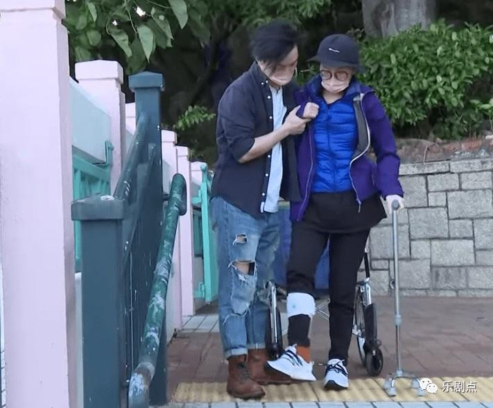 Mẹ ruột bỏ rơi á hậu Kit sau khi cô bị liệt.