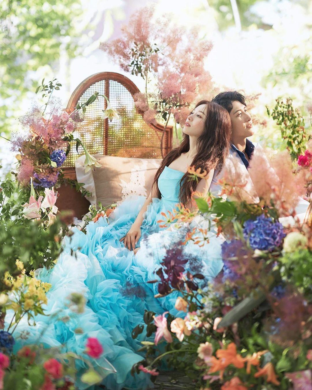 Ji Yeon trong bộ váy xanh bồng bềnh tựa công chúa trong chuyện cổ tích. Cặp đôi đã công khai mối quan hệ của mình vào đầu năm nay, Ji Yeon đã viết tâm thư tiết lộ rằng cô bắt đầu hẹn hò bạn trai từ năm ngoái, thông qua sự giới thiệu của người quen. Ji Yeon trong bộ váy xanh bồng bềnh tựa công chúa trong chuyện cổ tích. Cặp đôi đã công khai mối quan hệ của mình vào đầu năm nay, Ji Yeon đã viết tâm thư tiết lộ rằng cô bắt đầu hẹn hò bạn trai từ năm ngoái, thông qua sự giới thiệu của người quen.