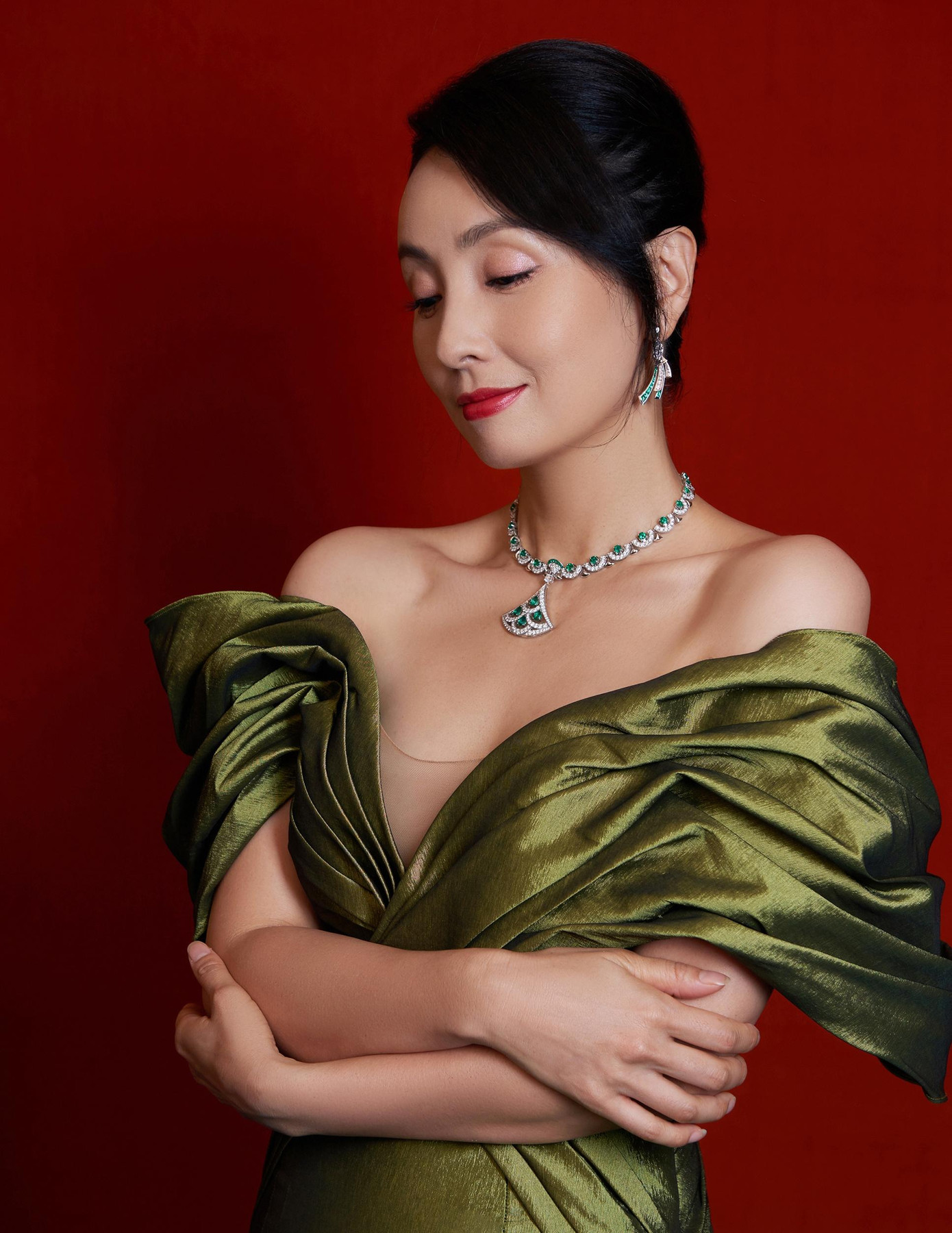 Đào Hồng từng là diễn viên kỳ cựu của Trung Quốc. Cô là vợ của đạo diễn nổi tiếng, ông hoàng dòng phim hài Từ Tranh. Đào Hồng từng là diễn viên kỳ cựu của Trung Quốc. Cô là vợ của đạo diễn nổi tiếng, ông hoàng dòng phim hài Từ Tranh.