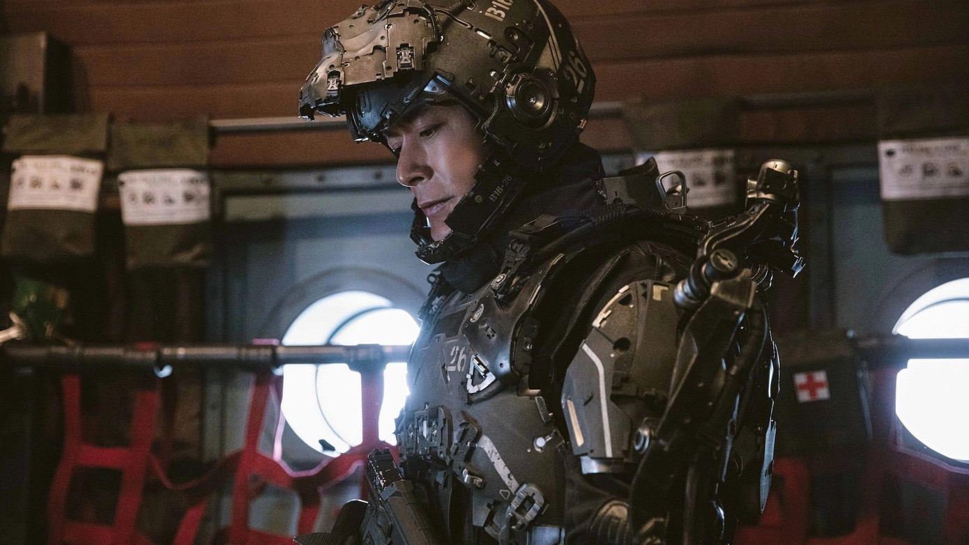 Trong phim Minh nhật chiến ký, Cổ Thiên Lạc mặc bộ giáp nặng khiến cổ của anh bị tổn thương phải phẫu thuật.