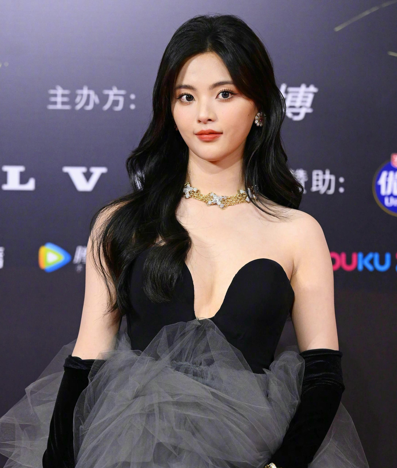 Quan Hiểu Đồng và Dương Siêu Việt cũng tỏa sáng trên thảm đỏ nhờ ưu thế về tuổi trẻ. Cả hai chọn trang phục gợi cảm nhưng không kém phần sang trọng. Quan Hiểu Đồng và Dương Siêu Việt cũng tỏa sáng trên thảm đỏ nhờ ưu thế về tuổi trẻ. Cả hai chọn trang phục gợi cảm nhưng không kém phần sang trọng.