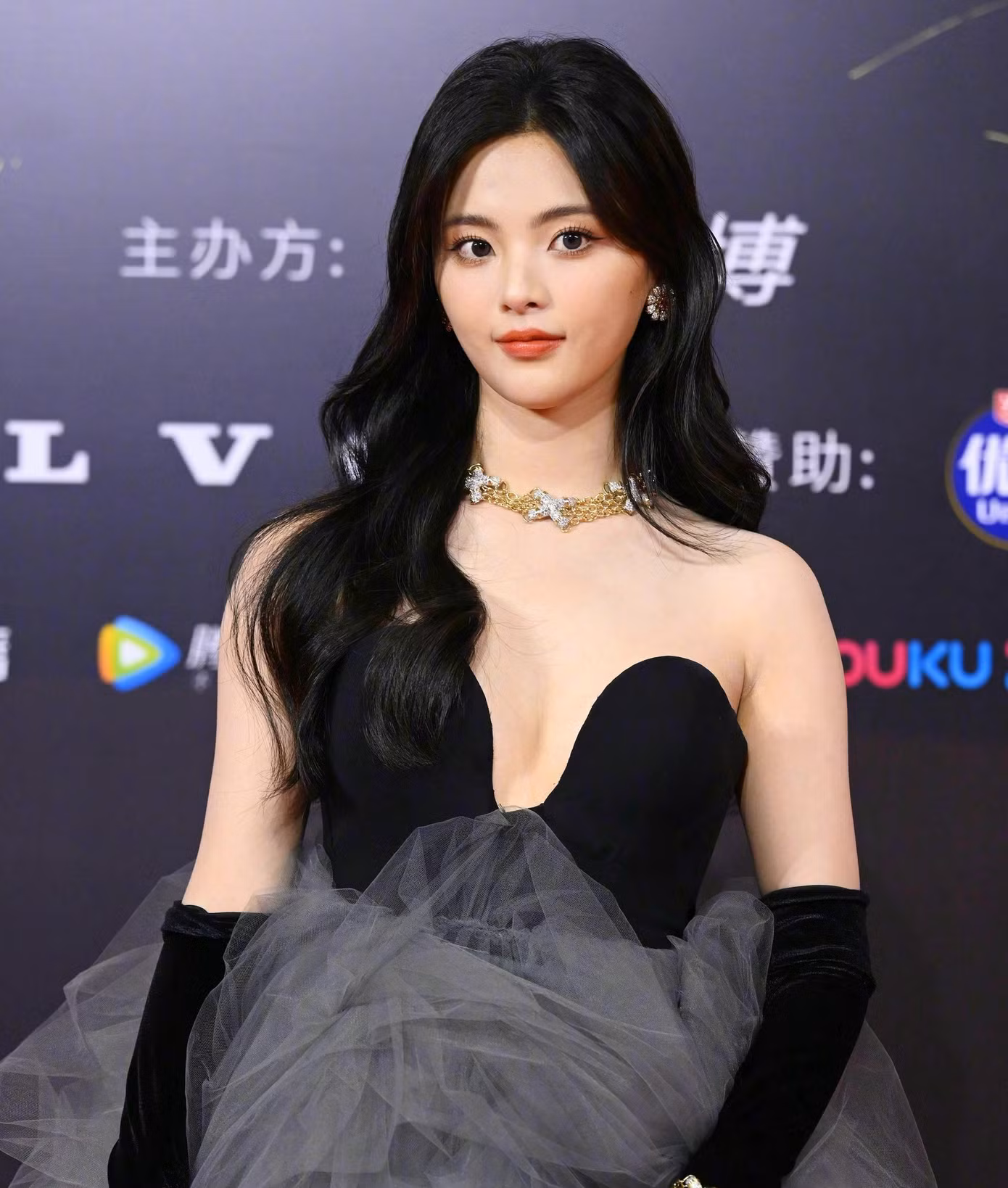 Quan Hiểu Đồng và Dương Siêu Việt cũng tỏa sáng trên thảm đỏ nhờ ưu thế về tuổi trẻ. Cả hai chọn trang phục gợi cảm nhưng không kém phần sang trọng.
