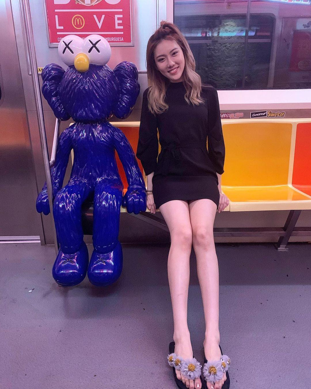 HK01 cho biết cha nuôi Dư Cẩm Cơ của cô là doanh nhân có tiếng trong giới kinh tế. Nhờ đó, Lebara được coi là thiên kim tiểu thư, nhận lời mời tham gia những bữa tiệc hạng sang. Cô cũng thường chia sẻ về cuộc sống xa hoa, du lịch nhiều nơi trên thế giới ở trang cá nhân.