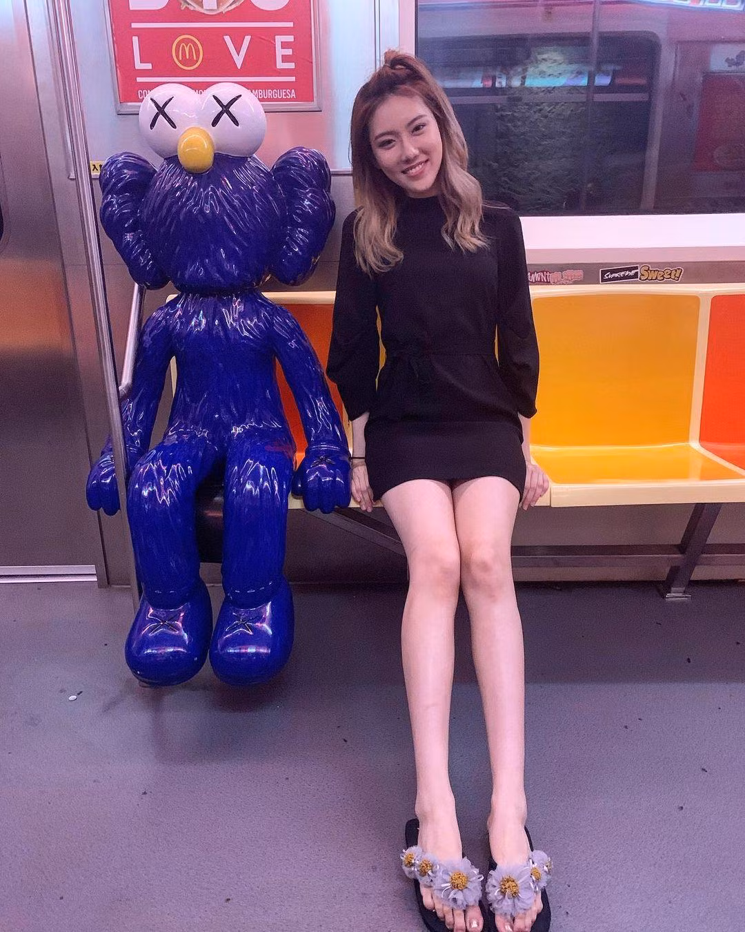 HK01 cho biết cha nuôi Dư Cẩm Cơ của cô là doanh nhân có tiếng trong giới kinh tế. Nhờ đó, Lebara được coi là thiên kim tiểu thư, nhận lời mời tham gia những bữa tiệc hạng sang. Cô cũng thường chia sẻ về cuộc sống xa hoa, du lịch nhiều nơi trên thế giới ở trang cá nhân.