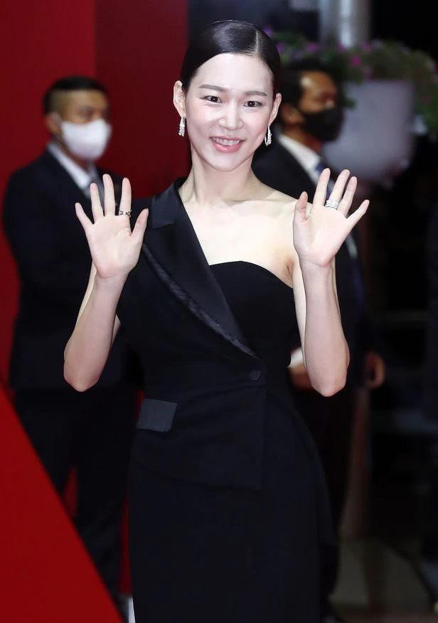 Ngôi sao phim Khát vọng đổi đời (Minari) - Han Ye Ri- gợi cảm trên thảm đỏ với đầm đen lệch vai. Nữ ca sĩ Han Sun Hwa, từng là thành viên nhóm nhạc Secret, sau này chuyển hướng sang làm diễn viên lựa chọn trang phục màu trắng thanh khiết, bồng bềnh.