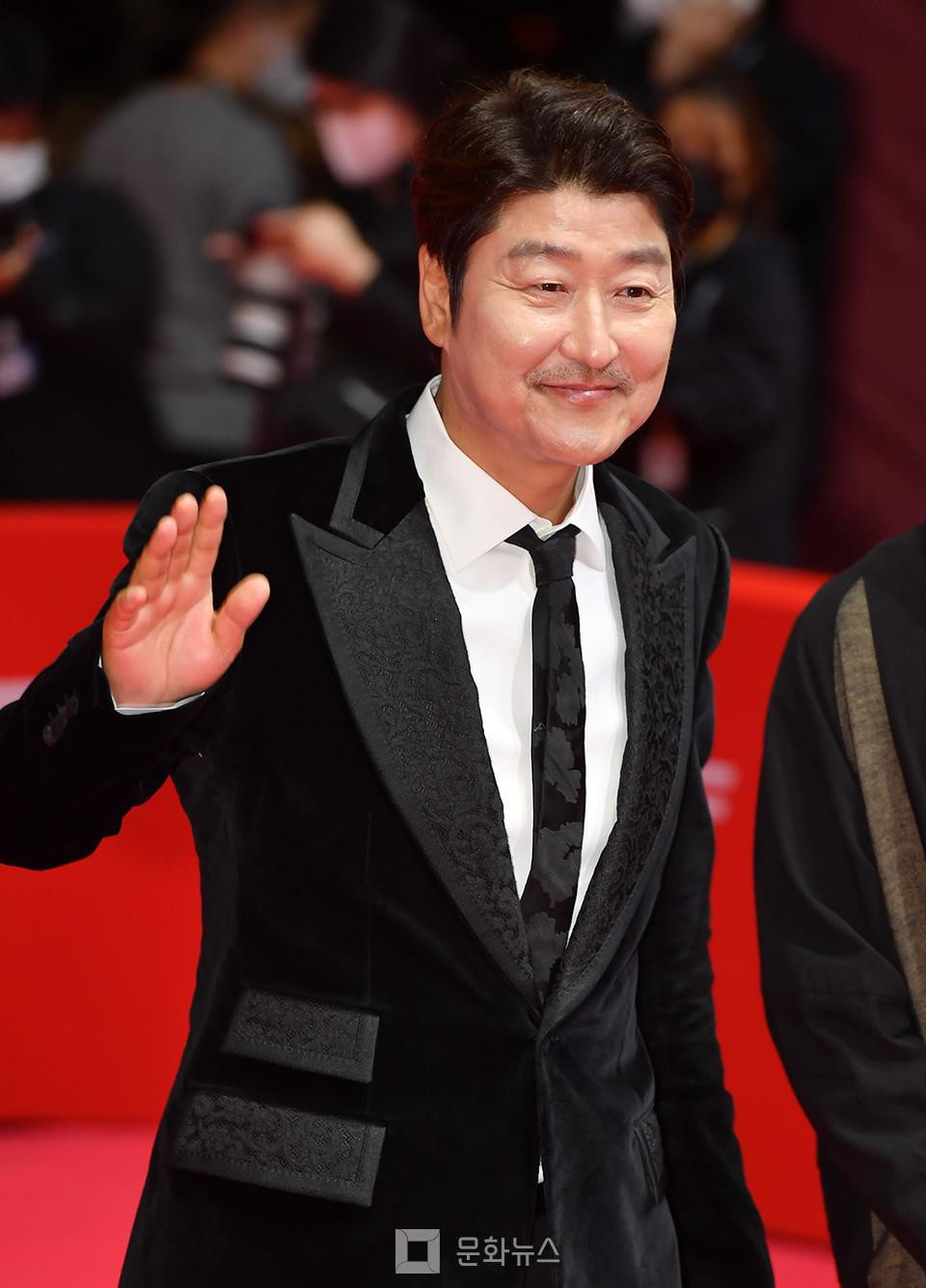 Theo tờ Chosun, năm nay, sự kiện được tổ chức với quy mô lớn hơn, 100% ghế được mời thay vì 50% như năm 2021. Vượt qua thời kỳ dịch bệnh khó khăn, có tới 243 bộ phim tới từ 71 quốc gia khác nhau đã được gửi tới tham gia tranh tài. Trong ảnh là ngôi sao Ký sinh trùng Song Kang Ho tham dự sự kiện.