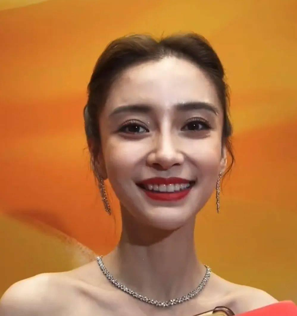 Angelababy trong ảnh chưa chỉnh sửa và sau khi đã được "cà" mượt mà.