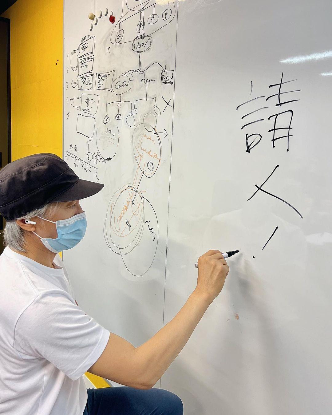 Châu Tinh Trì vẫn miệt mài làm việc ở tuổi 60. Châu Tinh Trì vẫn miệt mài làm việc ở tuổi 60.