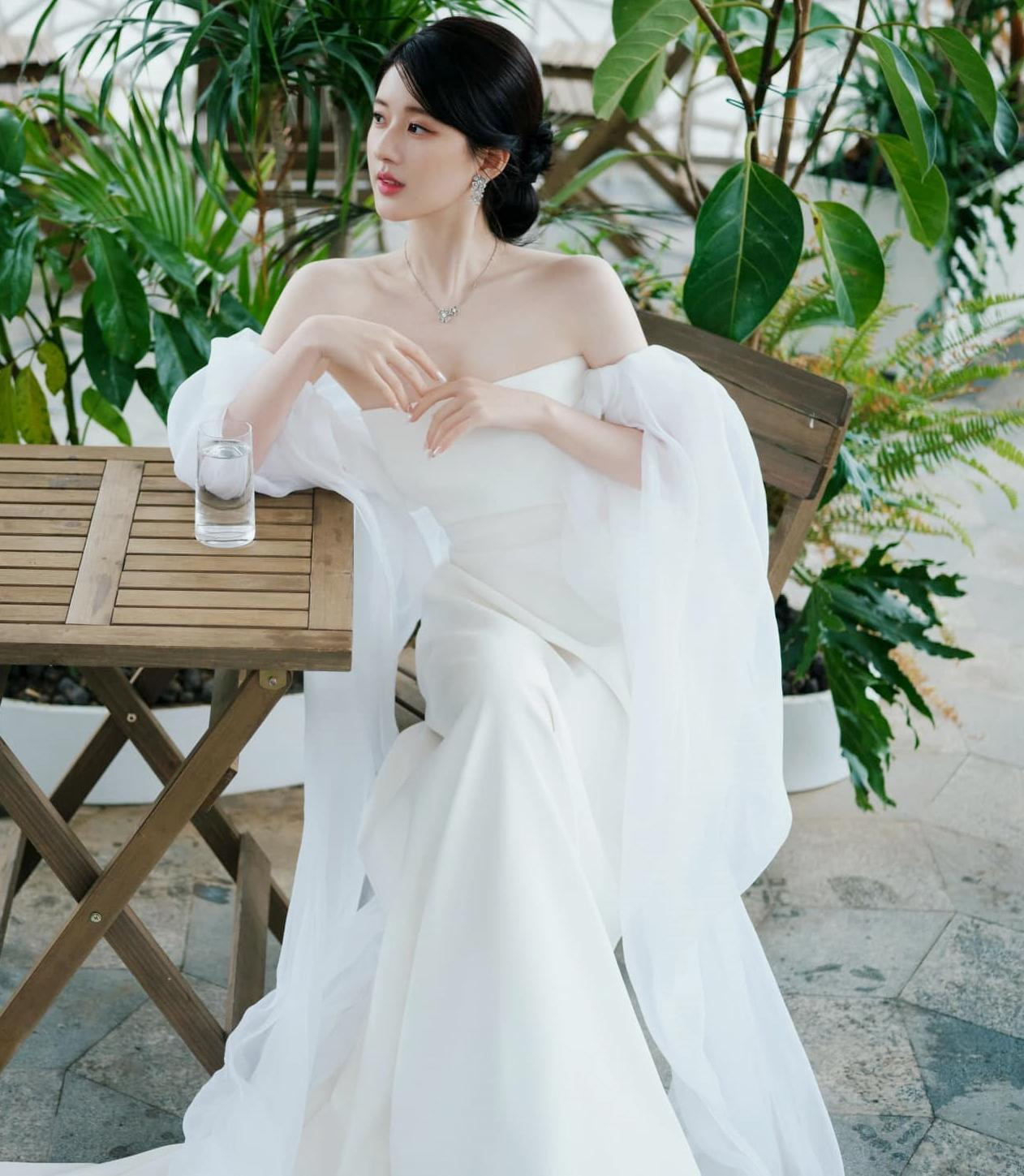 Trong loạt ảnh chưa qua chỉnh sửa, mỹ nhân sinh năm 1998 Triệu Lộ Tư nổi bật với làn da trắng mịn căng tràn sức sống. Triệu Lộ Tư đang vươn lên trở thành ngôi sao nổi tiếng nhất của nhóm nghệ sĩ sinh sau năm 1995, sau thành công của phim Tinh hán xán lạn. Trong loạt ảnh chưa qua chỉnh sửa, mỹ nhân sinh năm 1998 Triệu Lộ Tư nổi bật với làn da trắng mịn căng tràn sức sống. Triệu Lộ Tư đang vươn lên trở thành ngôi sao nổi tiếng nhất của nhóm nghệ sĩ sinh sau năm 1995, sau thành công của phim Tinh hán xán lạn.