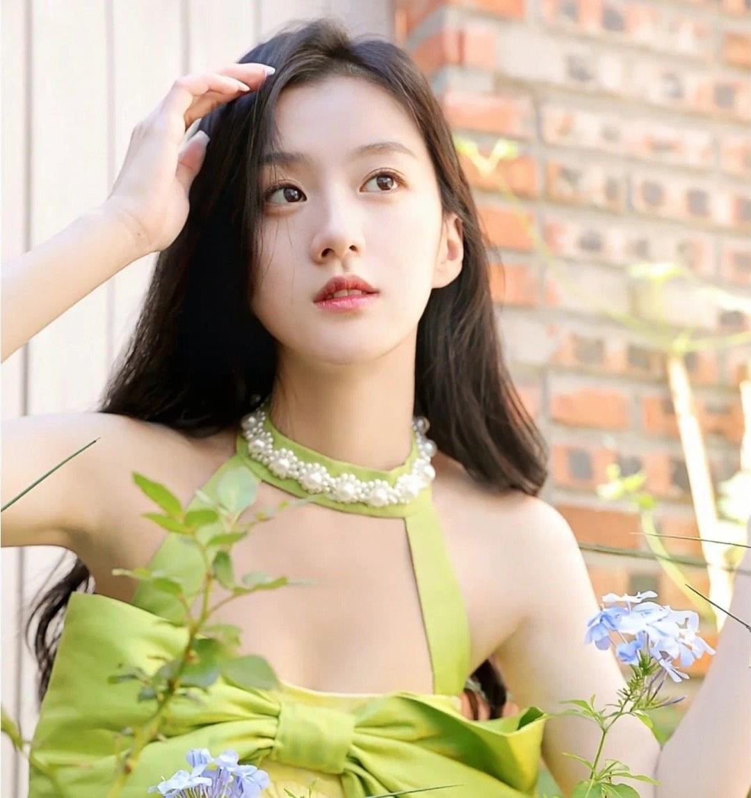 Trong đó, nữ diễn viên trẻ Bao Thượng Ân gây chú ý vì được giao thể hiện vai diễn Hoàng Dung, nữ chính trong phần Thiết huyết đan tâm. Ngoài ra, cô cũng xuất hiện với vai trò diễn phụ trong các phần còn lại. Trong đó, nữ diễn viên trẻ Bao Thượng Ân gây chú ý vì được giao thể hiện vai diễn Hoàng Dung, nữ chính trong phần Thiết huyết đan tâm. Ngoài ra, cô cũng xuất hiện với vai trò diễn phụ trong các phần còn lại.