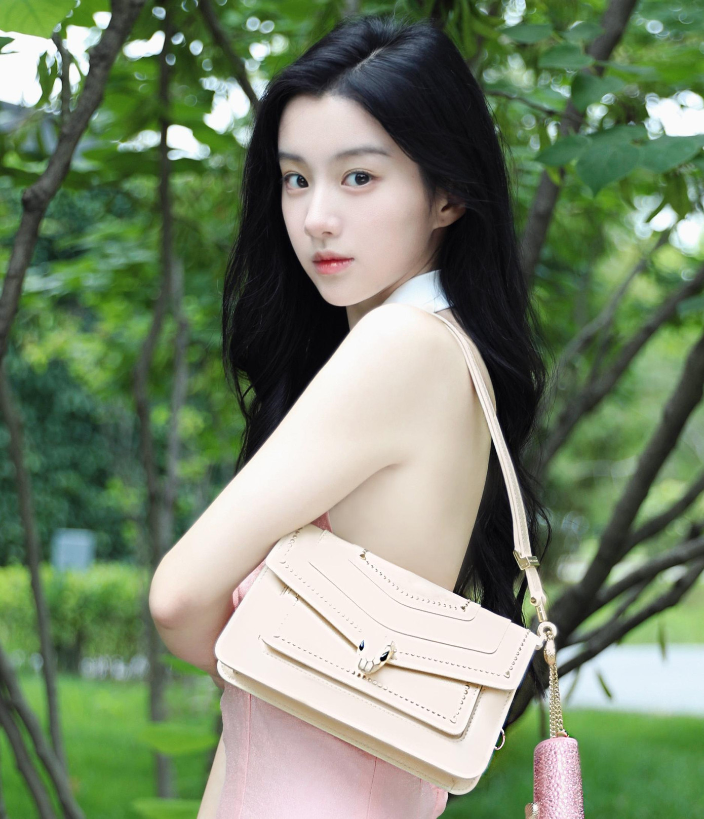 Khả năng diễn xuất của Bao Thượng Ân cũng được đánh giá tốt, diễn linh hoạt, phù hợp tạo hình cổ trang. Trước đó, vai diễn Lý Táp Táp của cô trong phim nhạc kịch cổ phong ngắn tập Hoa nở đêm trăng thu được nhận xét tốt, giúp ngôi sao trẻ thu về lượng người hâm mộ đông đảo. Khả năng diễn xuất của Bao Thượng Ân cũng được đánh giá tốt, diễn linh hoạt, phù hợp tạo hình cổ trang. Trước đó, vai diễn Lý Táp Táp của cô trong phim nhạc kịch cổ phong ngắn tập Hoa nở đêm trăng thu được nhận xét tốt, giúp ngôi sao trẻ thu về lượng người hâm mộ đông đảo.