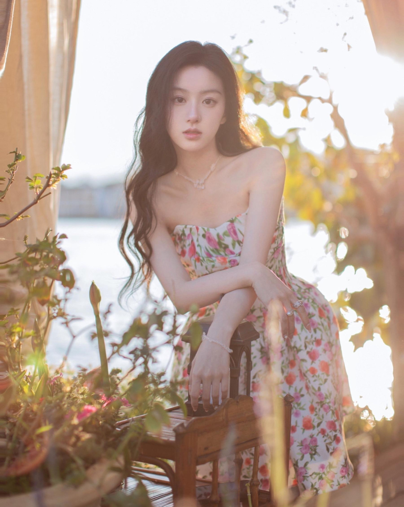 Bao Thượng Ân sinh năm 2002, hiện là sinh viên Học viện Truyền thông Chiết Giang. Nữ diễn viên bắt đầu sự nghiệp từ năm 2021 với vai phụ trong phim Diệu thủ. Sau đó, cô liên tiếp được giao các vai chính trong Thiết lập cửa hàng tiện lợi, Thư trung công tử thế vô song, Hoa nở đêm trăng thu, cho thấy người đẹp đang được nhà sản xuất lăng xê mạnh. Bao Thượng Ân sinh năm 2002, hiện là sinh viên Học viện Truyền thông Chiết Giang. Nữ diễn viên bắt đầu sự nghiệp từ năm 2021 với vai phụ trong phim Diệu thủ. Sau đó, cô liên tiếp được giao các vai chính trong Thiết lập cửa hàng tiện lợi, Thư trung công tử thế vô song, Hoa nở đêm trăng thu, cho thấy người đẹp đang được nhà sản xuất lăng xê mạnh.