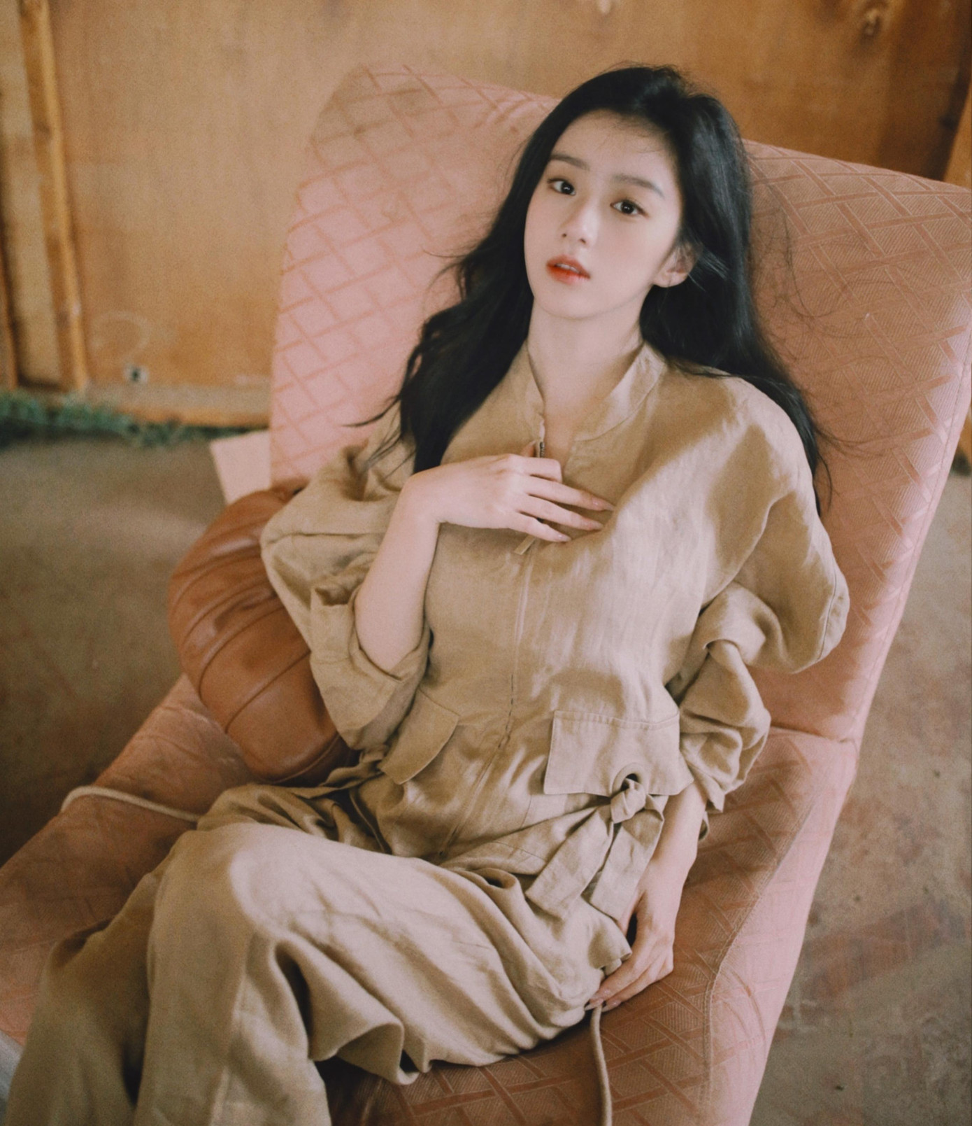 Bao Thượng Ân có ngoại hình trong trẻo, vẻ đẹp nổi bật vừa mang nét ngây thơ trong sáng, vừa kiêu kỳ quý phái, gây ấn tượng từ cái nhìn đầu tiên. Bao Thượng Ân có ngoại hình trong trẻo, vẻ đẹp nổi bật vừa mang nét ngây thơ trong sáng, vừa kiêu kỳ quý phái, gây ấn tượng từ cái nhìn đầu tiên.