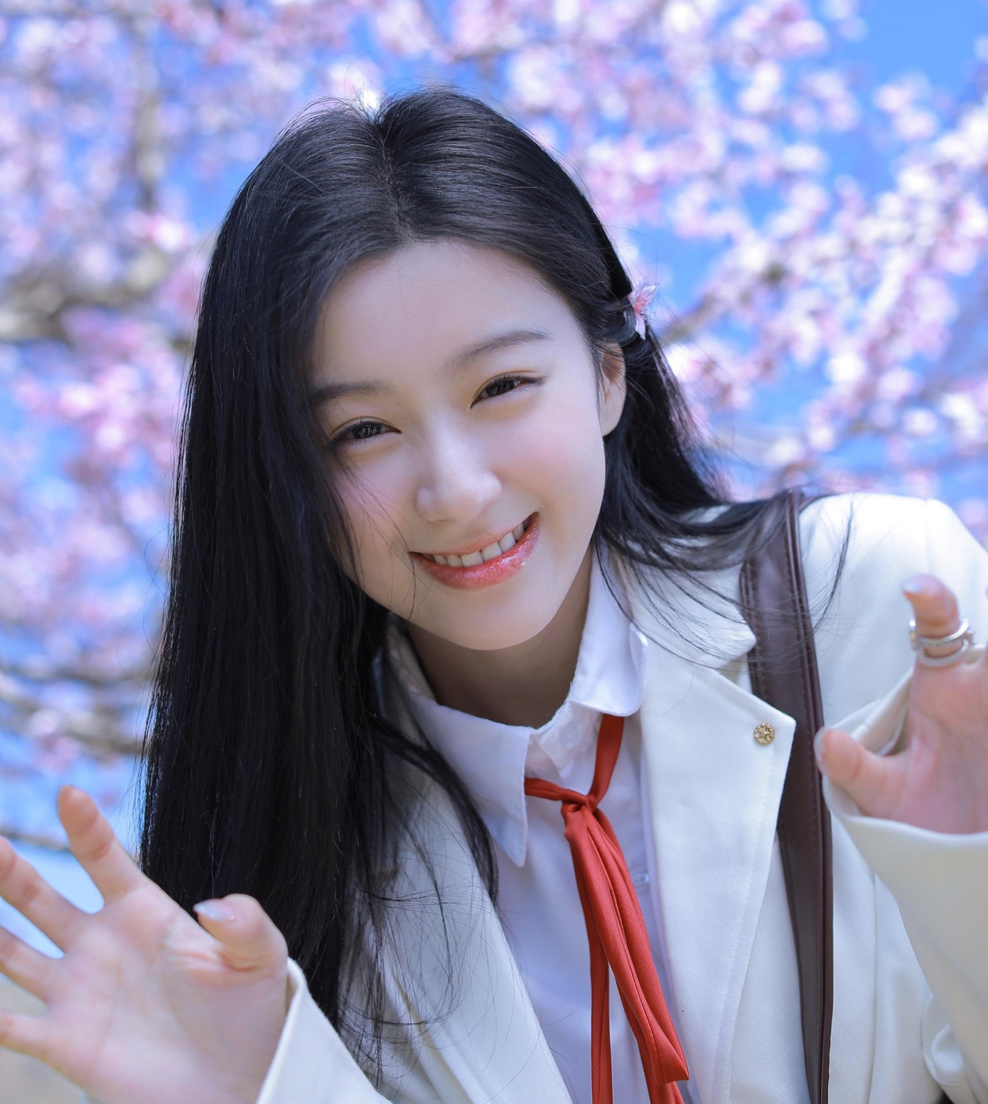 Hoàng Dung là nữ nhân vật được Kim Dung miêu tả là thừa hưởng sắc đẹp và trí thông minh của mẹ và có tính cách giống hệt cha - nhanh trí, lém lỉnh nhưng cũng tinh quái. Nàng cũng ngây thơ, đơn thuần đặc biệt là trong chuyện tình cảm với Quách Tĩnh. Hoàng Dung là nữ nhân vật được Kim Dung miêu tả là thừa hưởng sắc đẹp và trí thông minh của mẹ và có tính cách giống hệt cha - nhanh trí, lém lỉnh nhưng cũng tinh quái. Nàng cũng ngây thơ, đơn thuần đặc biệt là trong chuyện tình cảm với Quách Tĩnh.