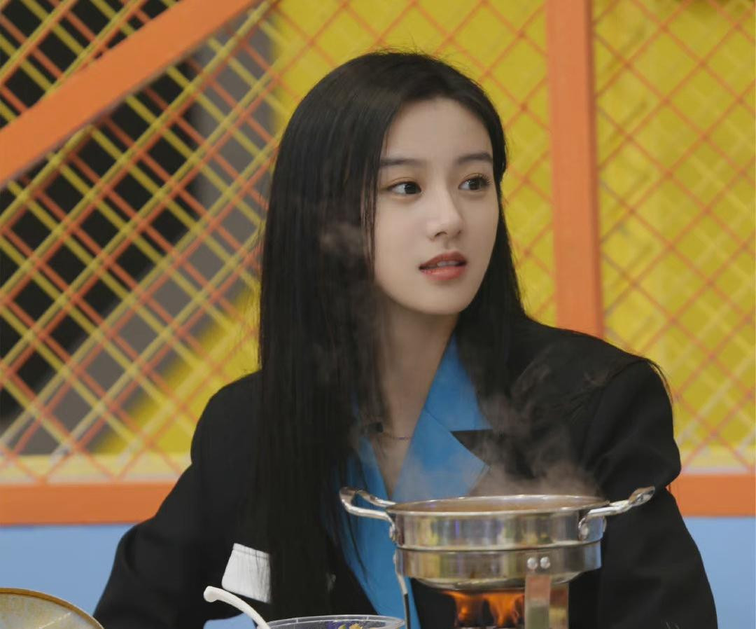 Hoàng Dung là nữ nhân vật thông minh, kiến thức uyên bác, mọi sự thông minh mưu trí của nàng đều tạo thuận lợi cho những người bên cạnh, từ việc giúp Quách Tĩnh học võ công đến việc bảo vệ thân thể trước Âu Dương Khắc và Âu Dương Phong. Hoàng Dung là nữ nhân vật thông minh, kiến thức uyên bác, mọi sự thông minh mưu trí của nàng đều tạo thuận lợi cho những người bên cạnh, từ việc giúp Quách Tĩnh học võ công đến việc bảo vệ thân thể trước Âu Dương Khắc và Âu Dương Phong.