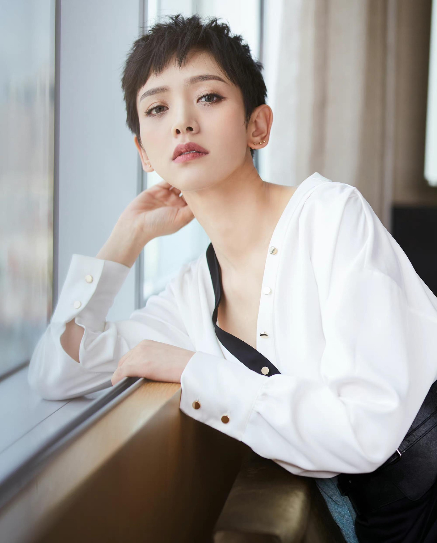 Bên cạnh đó, nữ diễn viên Lý Hiểu Phong cũng không phủ nhận việc có quan hệ tình ái với chồng cũ Dương Mịch. Trên trang cá nhân, cô có bài viết ngầm nói đang hẹn hò. Tháng 6, cô chia sẻ câu chuyện được một người đàn ông lãng mạn, tinh tế nhiệt tình theo đuổi. Sau đó, khán giả phát hiện Lưu Khải Uy bắt đầu nhấn thích các bài viết của Lý Hiểu Phong từ ngày 19/6. Bên cạnh đó, nữ diễn viên Lý Hiểu Phong cũng không phủ nhận việc có quan hệ tình ái với chồng cũ Dương Mịch. Trên trang cá nhân, cô có bài viết ngầm nói đang hẹn hò. Tháng 6, cô chia sẻ câu chuyện được một người đàn ông lãng mạn, tinh tế nhiệt tình theo đuổi. Sau đó, khán giả phát hiện Lưu Khải Uy bắt đầu nhấn thích các bài viết của Lý Hiểu Phong từ ngày 19/6.