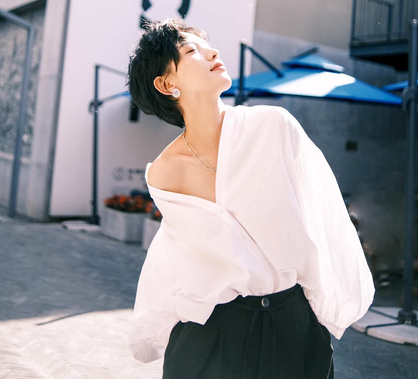 Cha của Lưu Khải Uy, diễn viên gạo cội của TVB Lưu Đan thậm chí chỉ trích con dâu vô trách nhiệm với con trước truyền thông. Do đó, Lưu Đan khuyến khích con trai đi bước nữa. Cha của Lưu Khải Uy, diễn viên gạo cội của TVB Lưu Đan thậm chí chỉ trích con dâu vô trách nhiệm với con trước truyền thông. Do đó, Lưu Đan khuyến khích con trai đi bước nữa.