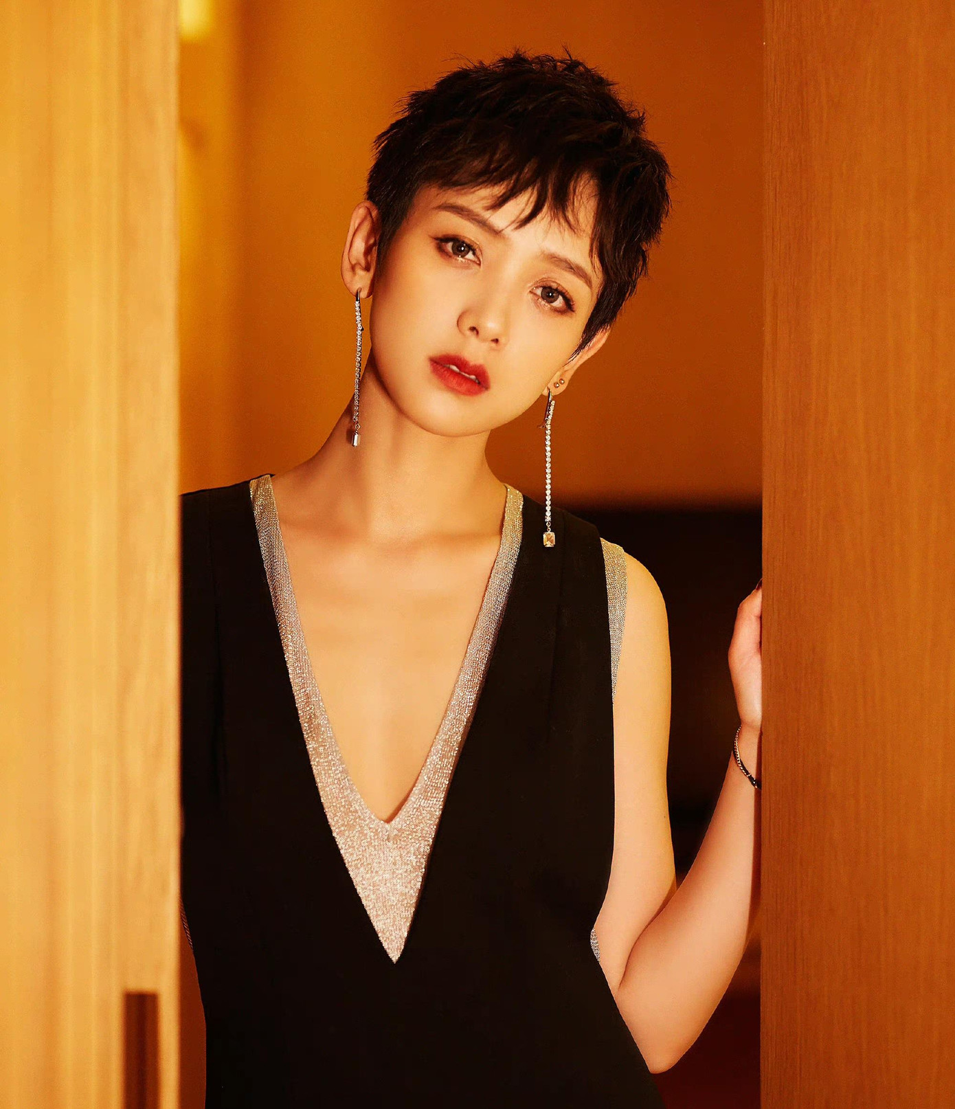 Bên cạnh đó, nữ diễn viên Lý Hiểu Phong cũng không phủ nhận việc có quan hệ tình ái với chồng cũ Dương Mịch. Trên trang cá nhân, cô có bài viết ngầm nói đang hẹn hò. Tháng 6, cô chia sẻ câu chuyện được một người đàn ông lãng mạn, tinh tế nhiệt tình theo đuổi. Sau đó, khán giả phát hiện Lưu Khải Uy bắt đầu nhấn thích các bài viết của Lý Hiểu Phong từ ngày 19/6. Bên cạnh đó, nữ diễn viên Lý Hiểu Phong cũng không phủ nhận việc có quan hệ tình ái với chồng cũ Dương Mịch. Trên trang cá nhân, cô có bài viết ngầm nói đang hẹn hò. Tháng 6, cô chia sẻ câu chuyện được một người đàn ông lãng mạn, tinh tế nhiệt tình theo đuổi. Sau đó, khán giả phát hiện Lưu Khải Uy bắt đầu nhấn thích các bài viết của Lý Hiểu Phong từ ngày 19/6.