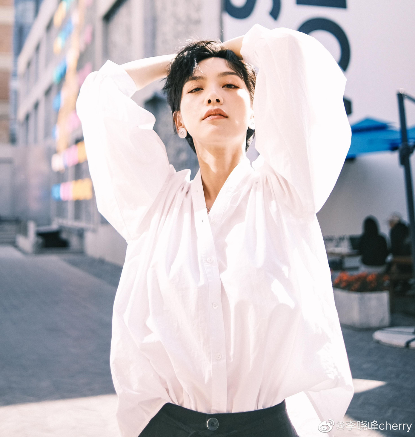 Ngày 19/11, Sina đưa tin nam diễn viên Hong Kong Lưu Khải Uy thừa nhận đang tìm hiểu Lý Hiểu Phong. Thời gian gần đây, anh tạm định cư tại Trung Quốc đại lục. Truyền thông bắt gặp cả hai nhiều lần hẹn hò như đi lên chùa, đi kiểm tra sức khỏe. Lưu Khải Uy quấn quýt bạn gái mới. Khi hẹn hò, nam diễn viên không đeo khẩu trang, thoải mái để phóng viên chụp ảnh. Ngày 19/11, Sina đưa tin nam diễn viên Hong Kong Lưu Khải Uy thừa nhận đang tìm hiểu Lý Hiểu Phong. Thời gian gần đây, anh tạm định cư tại Trung Quốc đại lục. Truyền thông bắt gặp cả hai nhiều lần hẹn hò như đi lên chùa, đi kiểm tra sức khỏe. Lưu Khải Uy quấn quýt bạn gái mới. Khi hẹn hò, nam diễn viên không đeo khẩu trang, thoải mái để phóng viên chụp ảnh.