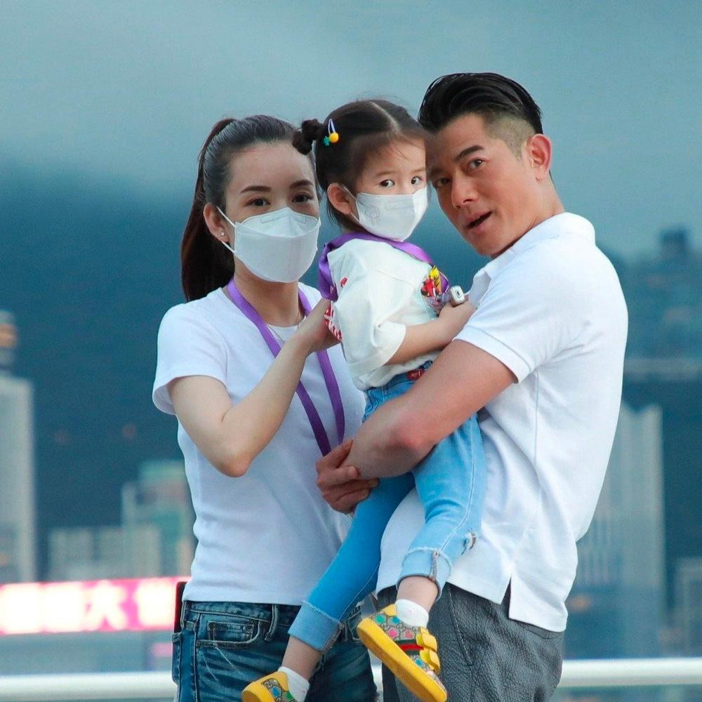 Quách Phú Thành có hai con gái, một bé 5 tuổi, một bé 3 tuổi. Quách Phú Thành có hai con gái, một bé 5 tuổi, một bé 3 tuổi.