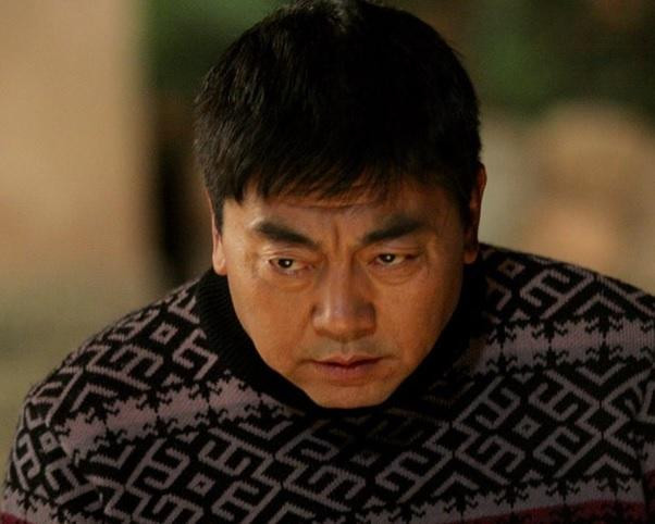 Lý Tĩnh Phi thể hiện vai diễn Trương Phi kinh điển trên màn ảnh. Lý Tĩnh Phi thể hiện vai diễn Trương Phi kinh điển trên màn ảnh.