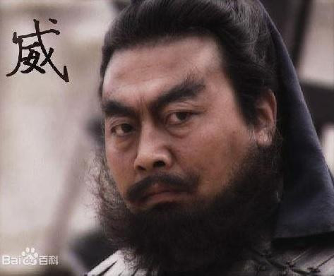 Lý Tĩnh Phi thể hiện vai diễn Trương Phi kinh điển trên màn ảnh. Lý Tĩnh Phi thể hiện vai diễn Trương Phi kinh điển trên màn ảnh.