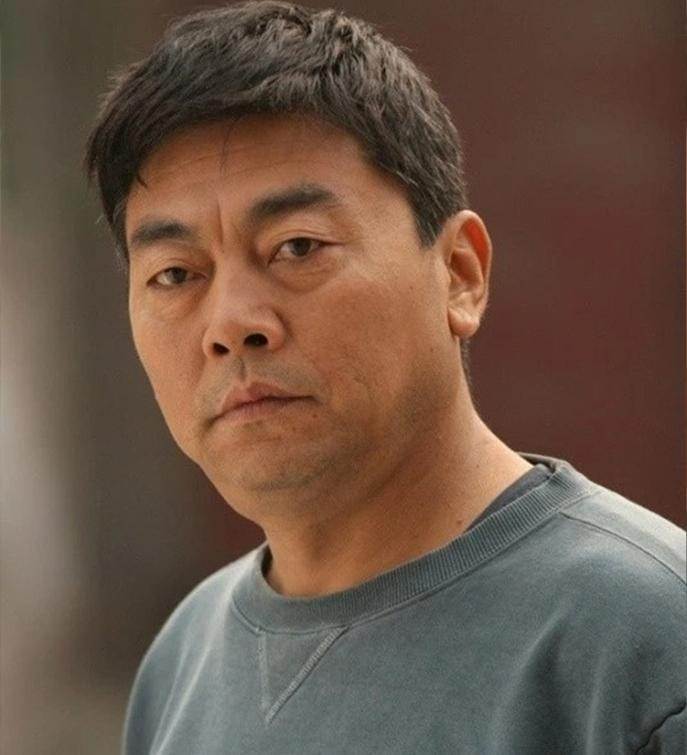 Lý Tĩnh Phi thể hiện vai diễn Trương Phi kinh điển trên màn ảnh. Lý Tĩnh Phi thể hiện vai diễn Trương Phi kinh điển trên màn ảnh.