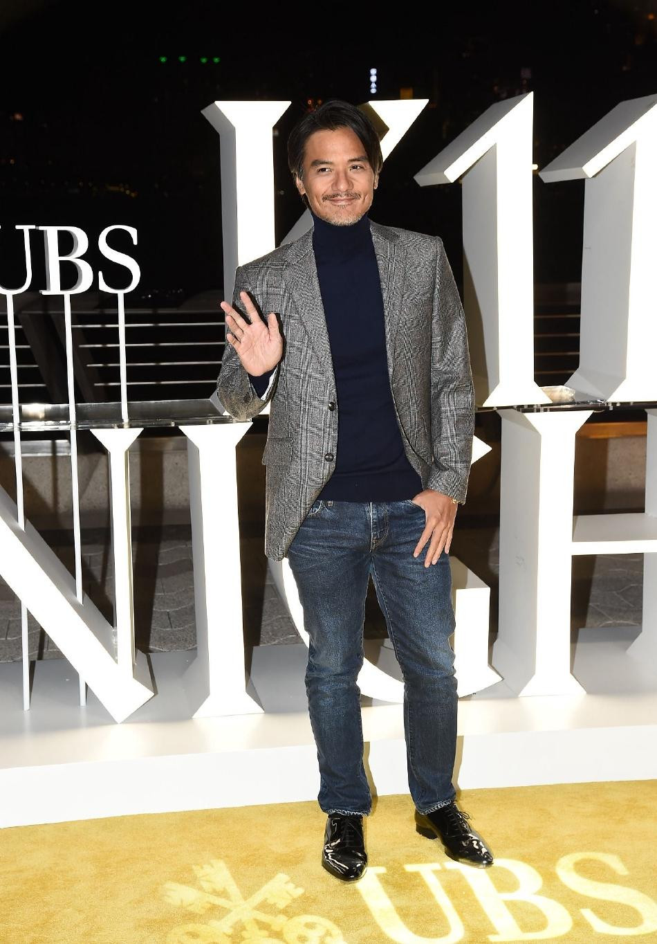 Diễn viên, đạo diễn Phùng Đức Luân bảnh bao khi tham dự sự kiện thời trang K11 Night. Trước đó, Phùng Đức Luân đã cùng bà xã Thư Kỳ tới đêm nhạc của nam ca sĩ Trịnh Y Kiện. Ngoài ra, con gái của "nữ hoàng gợi cảm" Khâu Thục Trịnh - người mẫu Thẩm Nguyệt cũng gây chú ý với ngoại hình trẻ trung. Diễn viên, đạo diễn Phùng Đức Luân bảnh bao khi tham dự sự kiện thời trang K11 Night. Trước đó, Phùng Đức Luân đã cùng bà xã Thư Kỳ tới đêm nhạc của nam ca sĩ Trịnh Y Kiện. Ngoài ra, con gái của "nữ hoàng gợi cảm" Khâu Thục Trịnh - người mẫu Thẩm Nguyệt cũng gây chú ý với ngoại hình trẻ trung.