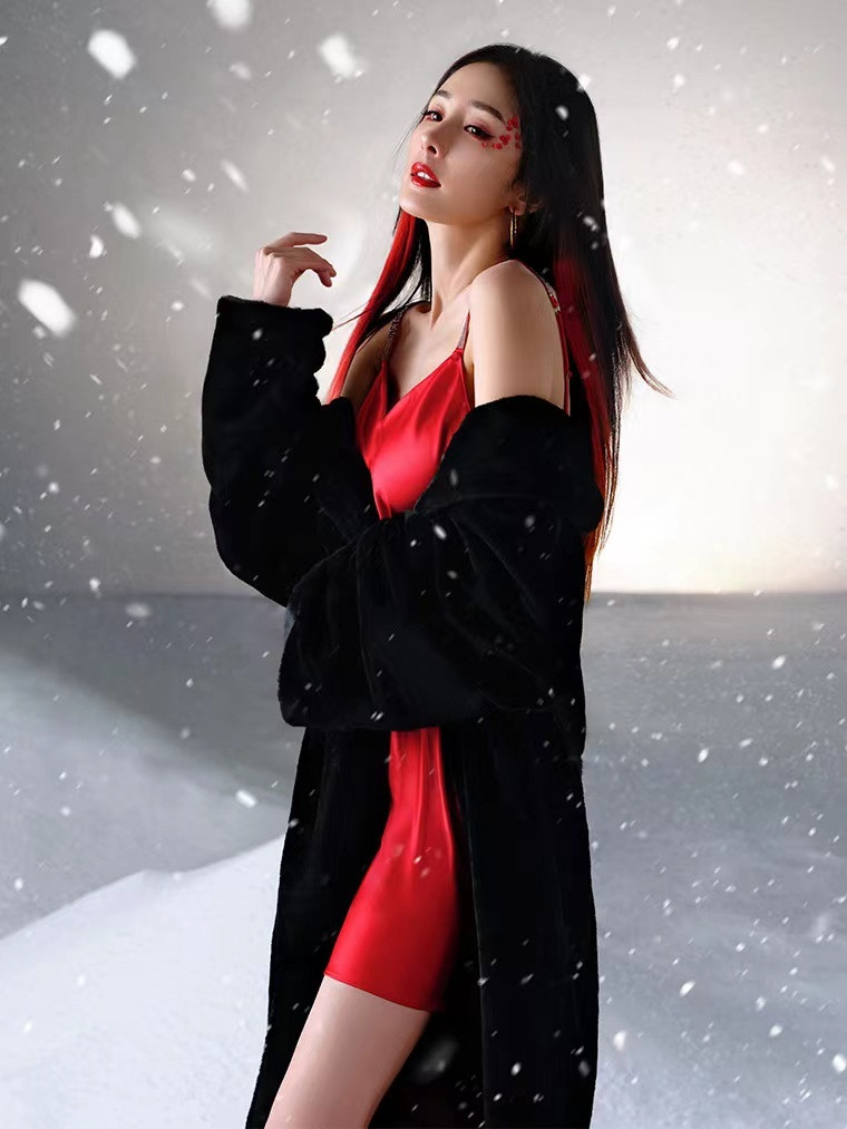 Tuy nhiên, một số khán giả cho rằng hình ảnh quảng cáo của Dương Mịch không hấp dẫn và kém sang trọng. Những bộ trang phục này không thực sự phù hợp với Dương Mịch, dù cô luôn theo đuổi phong cách gợi cảm. Một số khác bình luận Dương Mịch không nên nhận những quảng cáo không có lợi cho danh tiếng của cô. Tuy nhiên, một số khán giả cho rằng hình ảnh quảng cáo của Dương Mịch không hấp dẫn và kém sang trọng. Những bộ trang phục này không thực sự phù hợp với Dương Mịch, dù cô luôn theo đuổi phong cách gợi cảm. Một số khác bình luận Dương Mịch không nên nhận những quảng cáo không có lợi cho danh tiếng của cô.