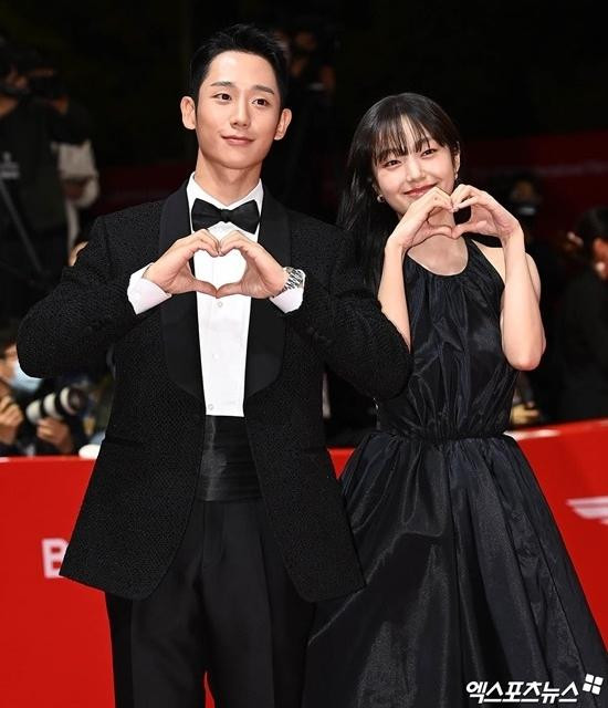 Nam diễn viên Jung Hae In bước lên thảm đỏ cùng ê-kíp phim Connect với nhà sản xuất Misako Saka, đạo diễn Takashi Miike và bạn diễn Hye Jun. Mới đây, Jung Hae In đã giành giải Nam chính xuất sắc với tác phẩm D.P tại Apan Star Award 2022. Jung Hae In đang là ngôi sao trẻ có những bước tiến vững chắc trong sự nghiệp điện ảnh.