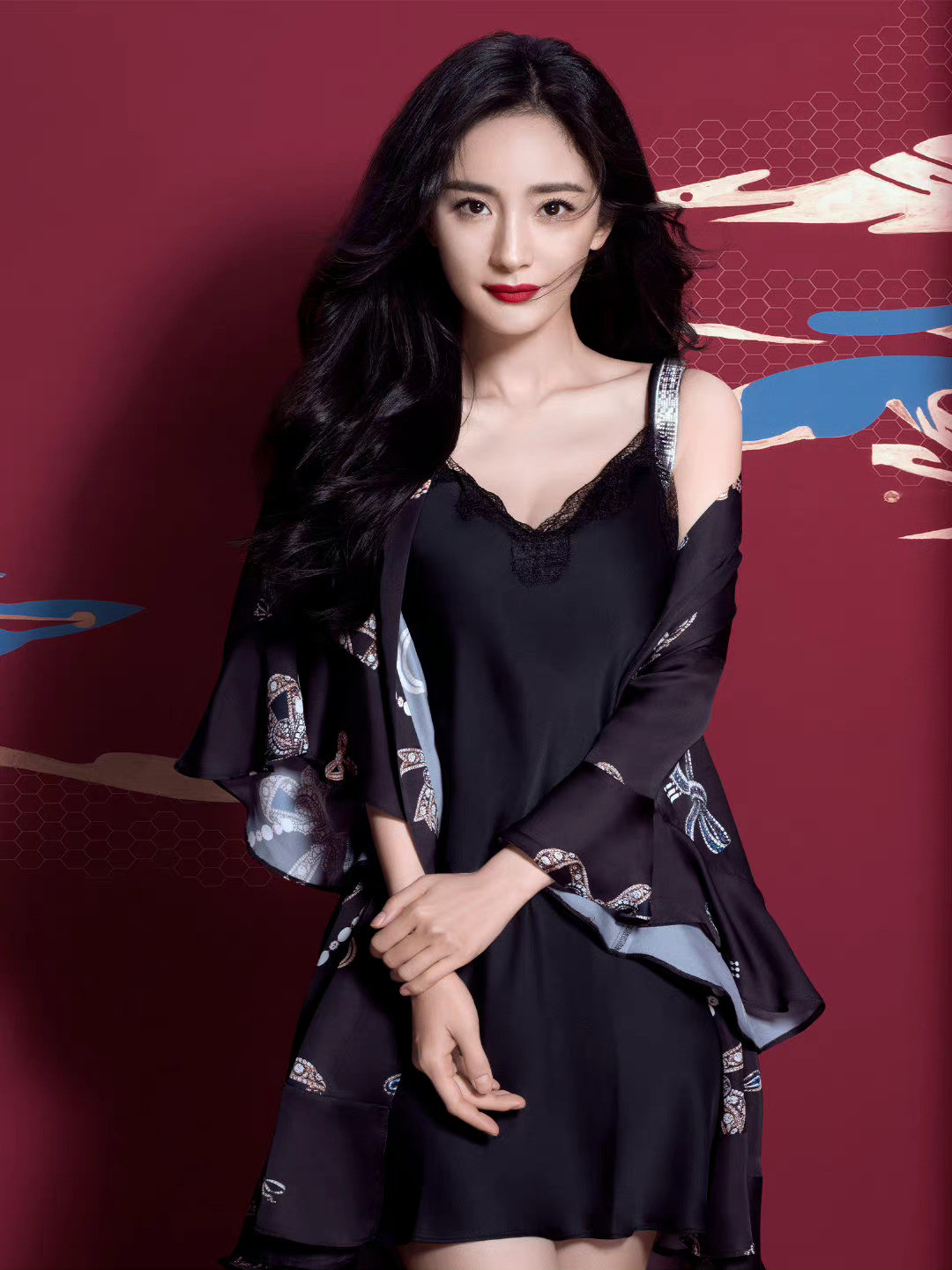 Bên cạnh đó, khán giả còn ngưỡng mộ khi hiếm có nữ nghệ sĩ nào trong giới giải trí đứng trên đỉnh cao lâu dài như Dương Mịch. Cô liên tục lọt top nghệ sĩ kiếm nhiều tiền nhất Cbiz theo thống kê của Forbes. Bên cạnh đó, khán giả còn ngưỡng mộ khi hiếm có nữ nghệ sĩ nào trong giới giải trí đứng trên đỉnh cao lâu dài như Dương Mịch. Cô liên tục lọt top nghệ sĩ kiếm nhiều tiền nhất Cbiz theo thống kê của Forbes.