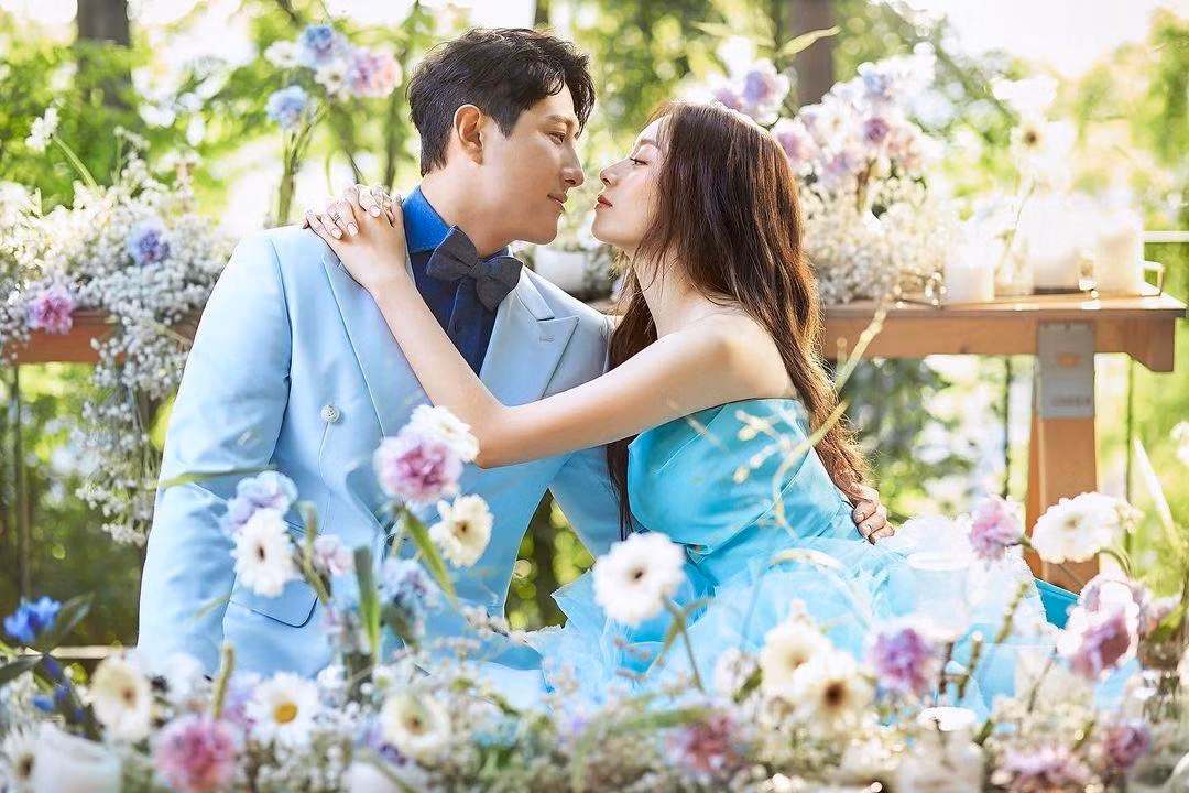Chồng mới cưới của nữ ca sĩ là Hwang Jae Gyun sinh năm 1987. Anh là cầu thủ bóng chày chuyên nghiệp của đội KT Wiz. Jae Gyun từng chơi cho đội Hyundai Unicorns, Nexen Heroes và Lotte Giants.