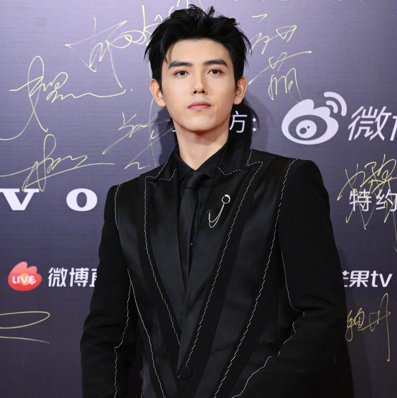 Về phía nam, Tiêu Chiến nổi bật với bộ vest hồng. Tiêu Chiến nổi lên từ phim đam mỹ Trần Tình Lệnh (2019). Hiện tại, có thể nói anh là sao nam hot nhất Trung Quốc và có sức ảnh hưởng nhất với khán giả nước ngoài. Trong khi đó, con trai của đạo diễn Trần Khải Ca, nam diễn viên Trần Phi Vũ cũng là cái tên đang lên trong giới giải trí với sức nóng của bộ phim Chiếc bật lửa và váy công chúa. Về phía nam, Tiêu Chiến nổi bật với bộ vest hồng. Tiêu Chiến nổi lên từ phim đam mỹ Trần Tình Lệnh (2019). Hiện tại, có thể nói anh là sao nam hot nhất Trung Quốc và có sức ảnh hưởng nhất với khán giả nước ngoài. Trong khi đó, con trai của đạo diễn Trần Khải Ca, nam diễn viên Trần Phi Vũ cũng là cái tên đang lên trong giới giải trí với sức nóng của bộ phim Chiếc bật lửa và váy công chúa.