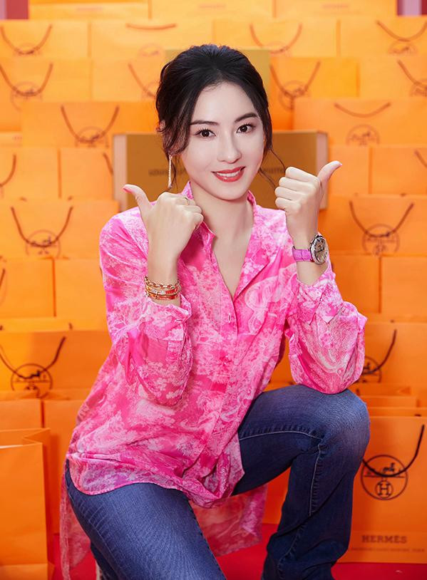 Trương Bá Chi là ngôi sao được khán giả yêu thích khi livestream bán hàng. Trương Bá Chi là ngôi sao được khán giả yêu thích khi livestream bán hàng.