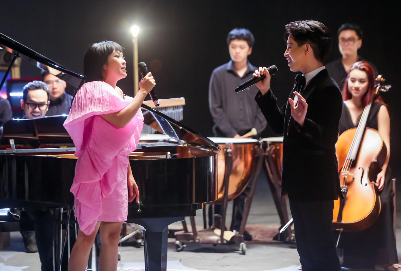 Nữ ca sĩ Phương Thanh cũng hỗ trợ đàn em.