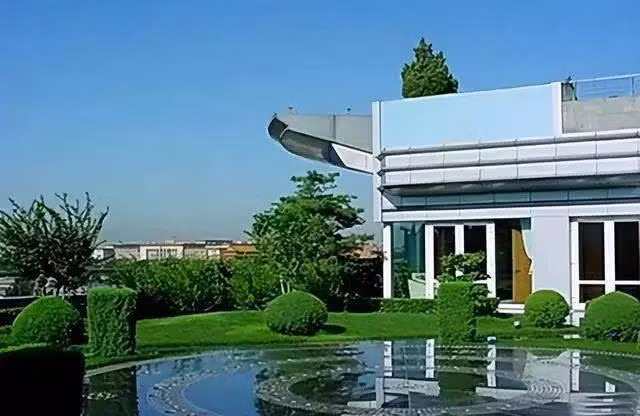 Tòa nhà Vương Phủ Thế Kỷ là biểu tượng cho sự giàu có, cuộc sống quý tộc của vợ chồng Vương Diễm. Tòa nhà Vương Phủ Thế Kỷ là biểu tượng cho sự giàu có, cuộc sống quý tộc của vợ chồng Vương Diễm.