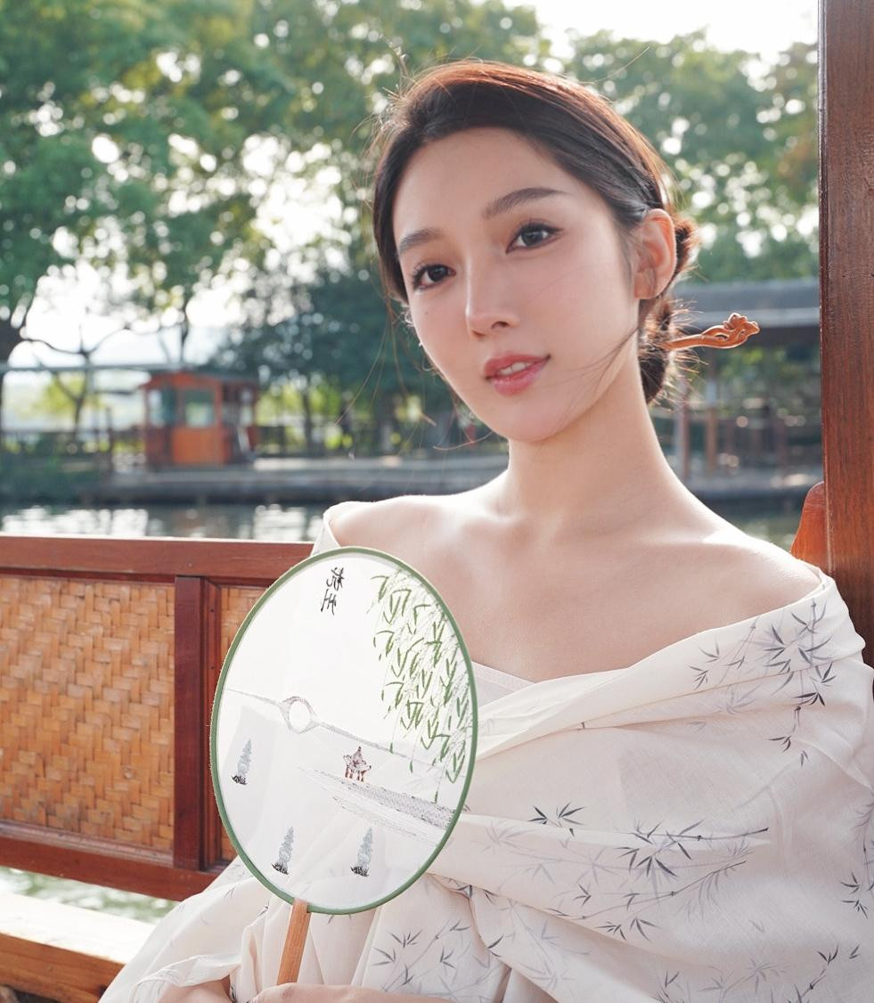 Đô Mỹ Trúc bị người hâm mộ của Ngô Diệc Phàm mắng mỏ vì dám nói ra sự thật, khiến nam ca sĩ đánh mất sự nghiệp, danh tiếng.