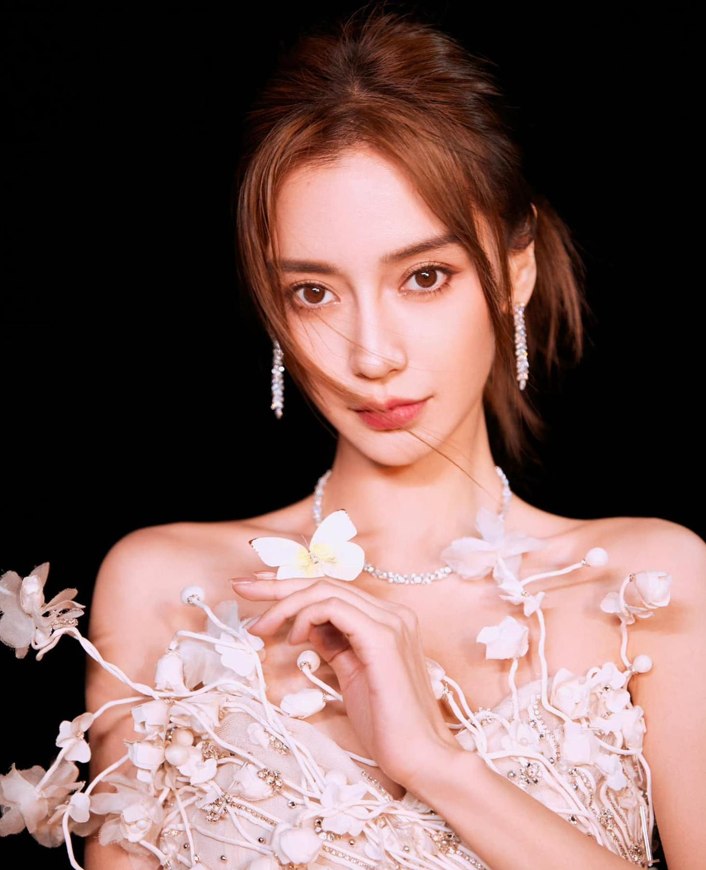 Angelababy trong ảnh chưa chỉnh sửa và sau khi đã được "cà" mượt mà.