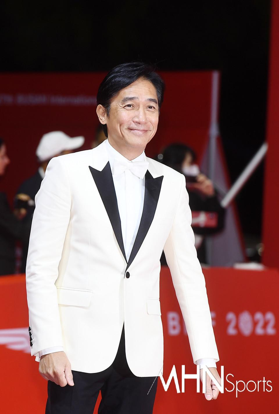 Tài tử Lương Triều Vỹ là khách mời được chú ý nhất sự kiện. Anh là ngôi sao Hoa ngữ có sức ảnh hưởng trên thế giới. Trong sự kiện, Lương Triều Vỹ cũng được trao giải Nhà làm phim châu Á xuất sắc.